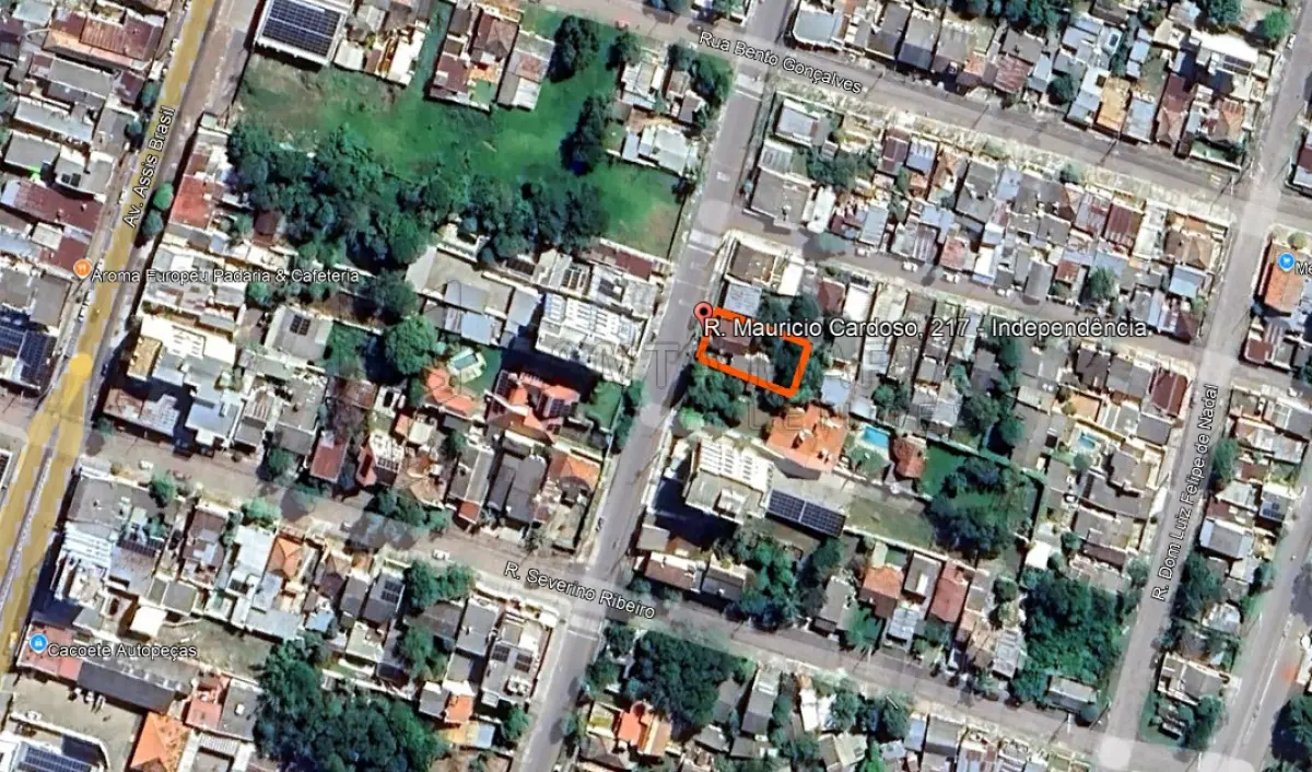 LOTE 001 - Um chalé de madeira, localizado na Rua Mauricio Cardoso, n° 217 no Bairro Cidade Alta em Alegrete/RS e, o respectivo terreno irregular com a área de 390,05m², com as seguintes medidas e confrontações: 26m90 ao Norte; 26m90 ao Sul; 15m70 a Leste e, 13m30 ao Oeste, onde faz frente. Certidão nº 28.901, Livro 3-AT, folhas 166 do Registro de Imóveis de Alegrete/RS.