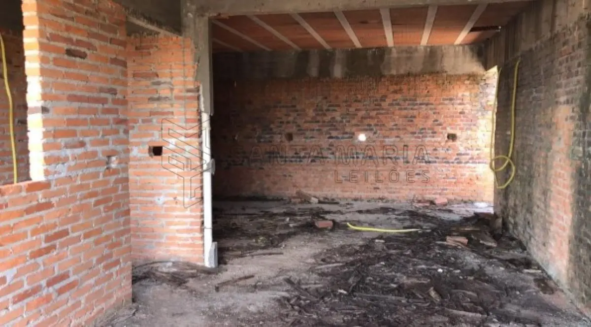 LOTE 001 - Imóvel inacabado localizado na rua Clemenciano Barnasque nº 1101 em São Sepé/RS, e o respectivo terreno com 418,88m² de esquina em declive localizado na junção das ruas Independência e Clemenciano Barnasque e, conforme avaliação feita pelo perito: No subsolo, garagens, no primeiro pavimento sala comercial e no segundo pavimento apartamentos.  A área construída total do prédio foi aferida in loco em torno de 942m². Matriculado sob n°81 do CRI de São Sepé/RS.