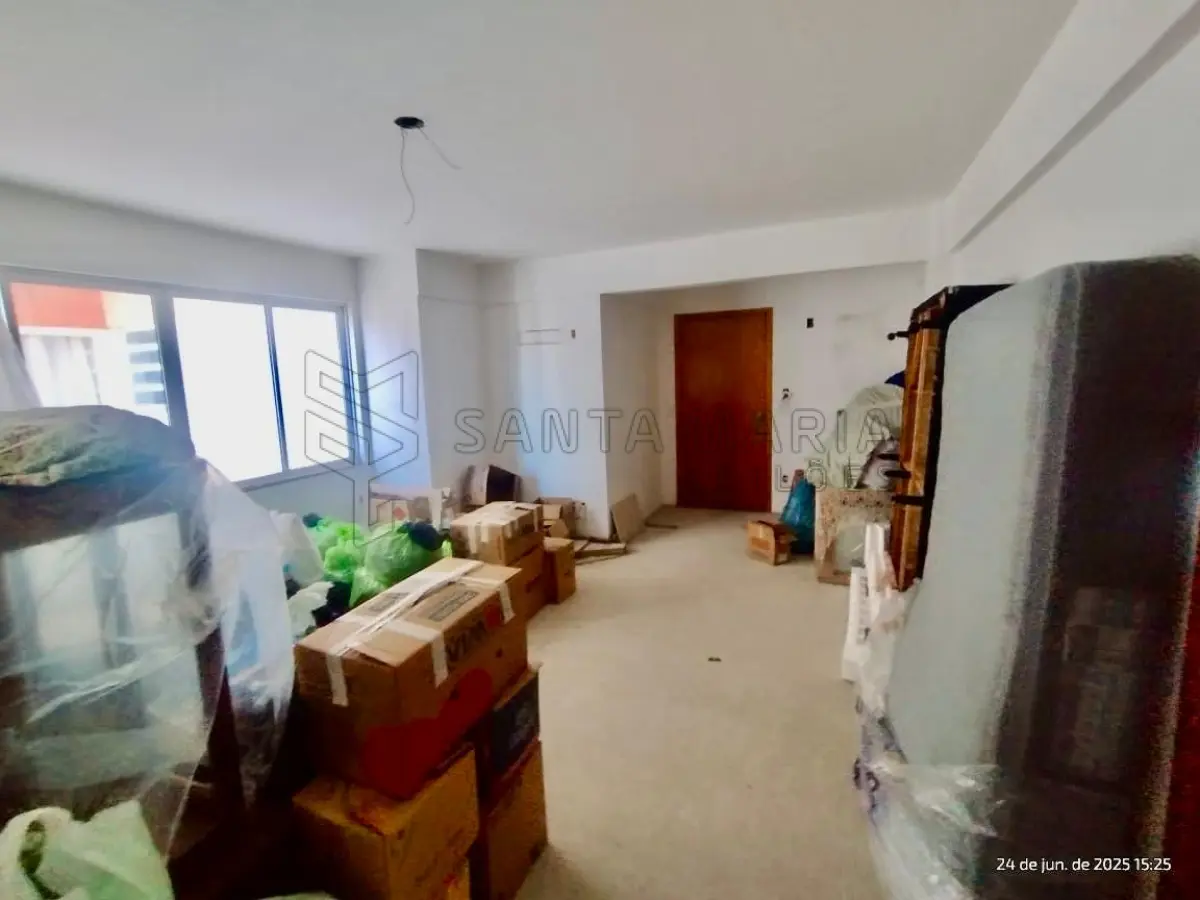 LOTE 001 - Apartamento 610 do Residencial Dores, especificado no Registro 2 da matricula n° 74.838, situado à Avenida Nossa Senhora das Dores, sob n°43 em Santa Maria/RS, com área privativa de 117,1200m², área total de 167,717m², correspondendo-lhe a fração ideal de 0,013952 no terreno e nas coisas de uso comum. Não foi realizado os acabamentos de pintura interna (gesso, massa corrida e pintura), não foi completamente feita a instalação de todo o piso do apartamento, bem como de azulejos e louças nos banheiros, o acabamento das tomadas e interruptores também não foi concluído, na cozinha está faltando o acabamento elétrico, conforme auto de penhora.