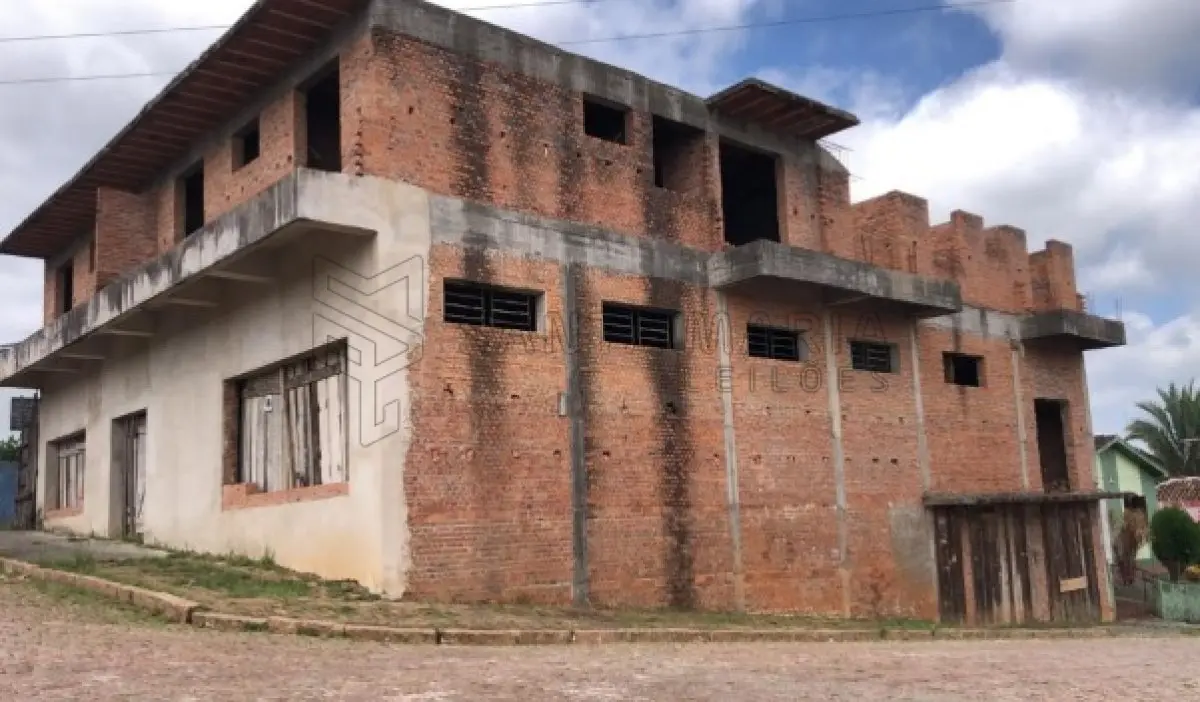 LOTE 001 - Imóvel inacabado localizado na rua Clemenciano Barnasque nº 1101 em São Sepé/RS, e o respectivo terreno com 418,88m² de esquina em declive localizado na junção das ruas Independência e Clemenciano Barnasque e, conforme avaliação feita pelo perito: No subsolo, garagens, no primeiro pavimento sala comercial e no segundo pavimento apartamentos.  A área construída total do prédio foi aferida in loco em torno de 942m². Matriculado sob n°81 do CRI de São Sepé/RS.