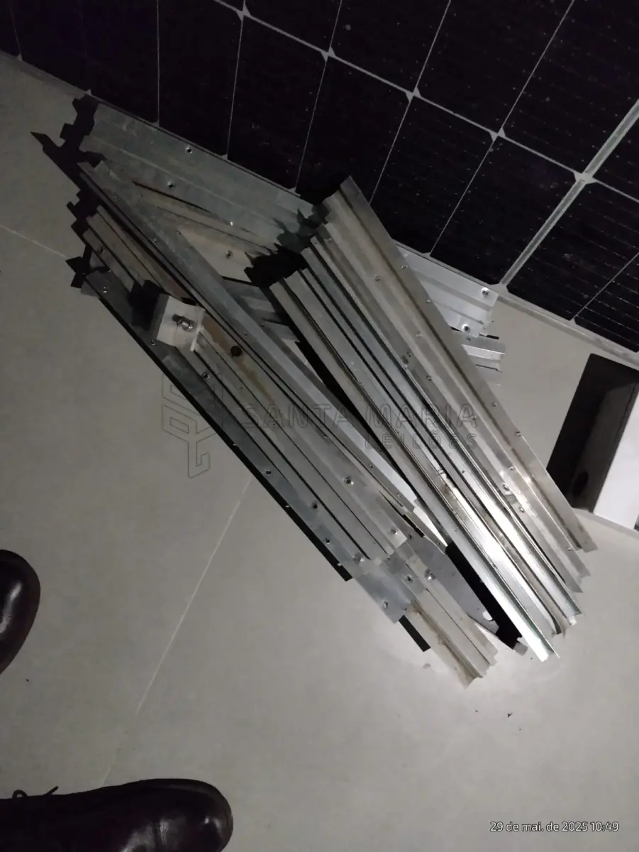 Sistema de Geração Fotovoltaica On Grid 4,95 WP, marca HT, modelo HT72-18C, número de série 0100020910, composto por 9 (nove) módulos com potência de 550 W cada e 1 (um) inversor de corrente, modelo MIN 5000TL-X, potência de 0,5 kW, monofásico 220V, com 2 MPPTs e potência nominal de 5 kW.