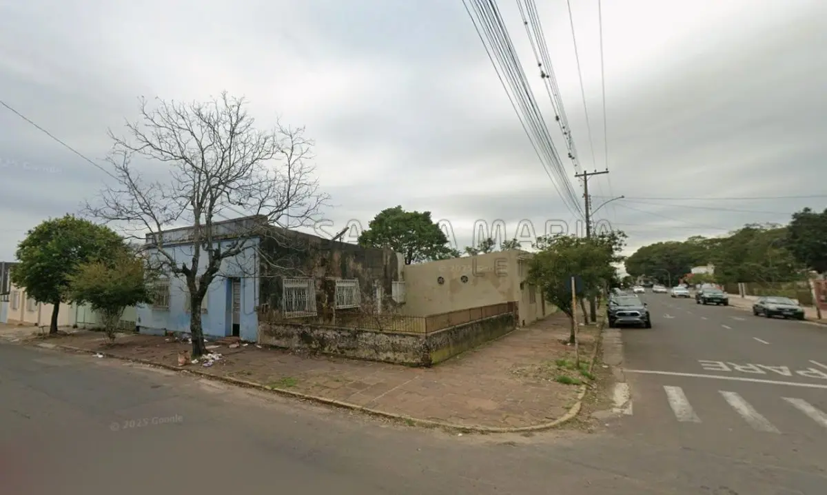 LOTE 001 - Nua propriedade da parte ideal de 1,5150% de um prédio residencial, localizado na Rua Bento Manoel, n° 1502 na cidade de Alegrete/RS e o respectivo terreno, com as seguintes medidas e confrontações: 25m de frente a Oeste, para a Rua Bento Manoel; 13m de frente ao Sul, para a Rua Marques de Alegrete (atualmente Rua Valdemar Masson); ao Norte, com terreno da sucessão de Francisca Chaves; e a Leste, com a propriedade de Julia Maria dos Santos. Matriculado sob n° 20.767 do CRI de Alegrete/RS.