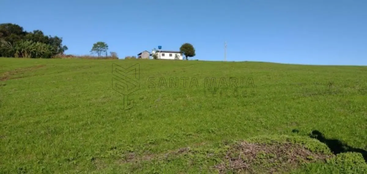 LOTE 001 - 4,0426 hectares sendo 0,2218ha pertencentes ao R.13 da matrícula 12.225 e, 3,8208ha pertencentes ao R.23 da matrícula 12.231 de propriedade de Volnei Antonio Copetti, sendo áreas contíguas, embora matrículas distintas, ambas do CRI de Santa Maria/RS, localizadas no Distrito Boqueirão, 100, interior de São Martinho da Serra. As benfeitorias existentes no imóvel constam de 1 (uma) residência de alvenaria, medindo 8,0 m x 10,0 m, com varanda ao fundo do corpo da casa com 8,0 m x 5,0m em meia água contendo um banheiro e uma churrasqueira.