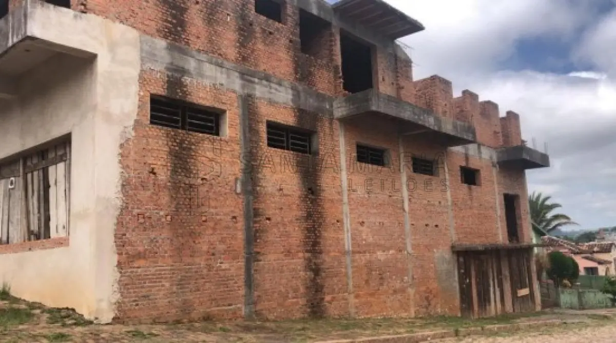 LOTE 001 - Imóvel inacabado localizado na rua Clemenciano Barnasque nº 1101 em São Sepé/RS, e o respectivo terreno com 418,88m² de esquina em declive localizado na junção das ruas Independência e Clemenciano Barnasque e, conforme avaliação feita pelo perito: No subsolo, garagens, no primeiro pavimento sala comercial e no segundo pavimento apartamentos.  A área construída total do prédio foi aferida in loco em torno de 942m². Matriculado sob n°81 do CRI de São Sepé/RS.