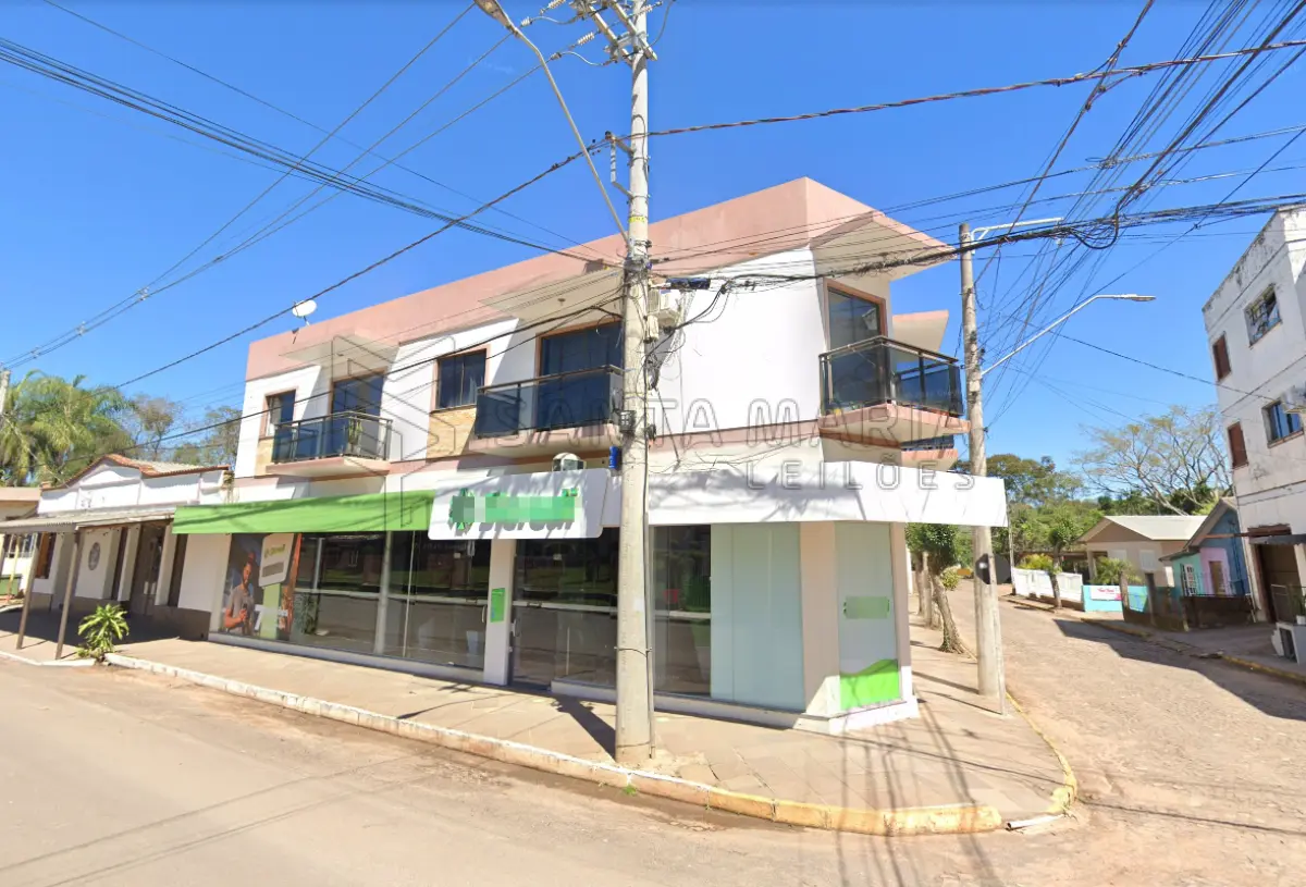 LOTE 001 - Terreno com área de 750m² no qual possui um imóvel residencial de 332,44m² e uma área comercial de 455,86m², totalizando uma área construída de 808,30m² situado na Rua do Comércio, n° 498, esquina com a Rua da Matriz na cidade de Mata/RS, cujo terreno confronta ao Norte, na extensão de 54,00 metros, com a rua da Matriz; ao Sul, na extensão de 53,92 metros; ao Leste, mede 20,00 metros, com a rua do Comércio; e ao Oeste, mede 7,80 metros, com o leito da estrada de ferro. Matriculado sob n° 9.794 do CRI de São Vicente do Sul/RS.