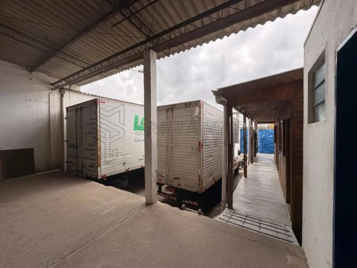 LOTE 001 - Um terreno com área aproximada de 730 m², com frentes para as ruas 15 de Novembro e 27 de Janeiro, em Jaguarão/RS, sobre o qual estão edificados dois pavilhões de alvenaria e uma construção de madeira utilizada como escritório, totalizando área construída aproximada de 550 m². Matricula n° 8.224 do CRI de Jaguarão/RS. Localização do bem: Rua 15 de Novembro nº 2048 em Jaguarão/RS.