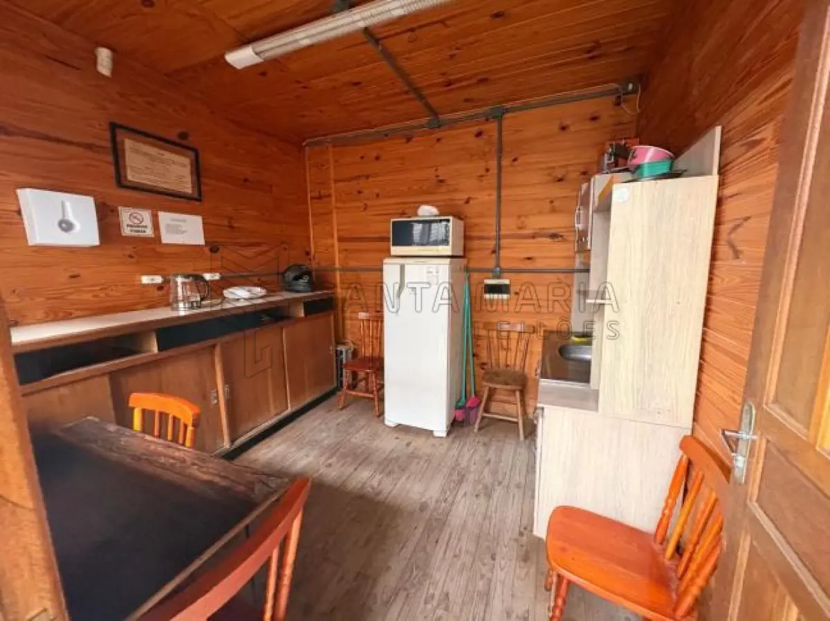 LOTE 001 - Um terreno com área aproximada de 730 m², com frentes para as ruas 15 de Novembro e 27 de Janeiro, em Jaguarão/RS, sobre o qual estão edificados dois pavilhões de alvenaria e uma construção de madeira utilizada como escritório, totalizando área construída aproximada de 550 m². Matricula n° 8.224 do CRI de Jaguarão/RS. Localização do bem: Rua 15 de Novembro nº 2048 em Jaguarão/RS.