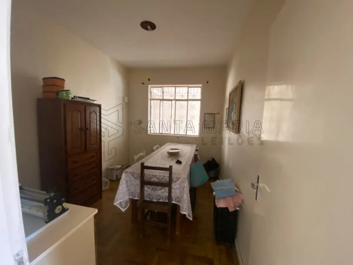LOTE 001 - Fração de 14,28571429% pertence a Vitor Angelo Minuzzi e Jeane Drews Minuzzi do imóvel localizado na Rua Tito Beccon, 212, bairro Vila Nova em Santiago/RS com a área construída averbada de 279,94m² e o respectivo terreno com 1.187,80m², no quarteirão formado pelas ruas Tito Beccon, Ciro Melo, Rogerio Francisco da Rosa e José Caetano de Melo. Matriculado sob n° 48.236 do CRI de Santiago/RS. Coproprietário: Vera Mariza Kubica Minuzzi; Marlene Campos Minuzzi; Angela Maria Minuzzi; Jane Clea Minuzzi; Claudete Minuzzi Dorneles; Vivian Kubica Minuzzi do Prado; Eduardo Kubica Minuzzi.