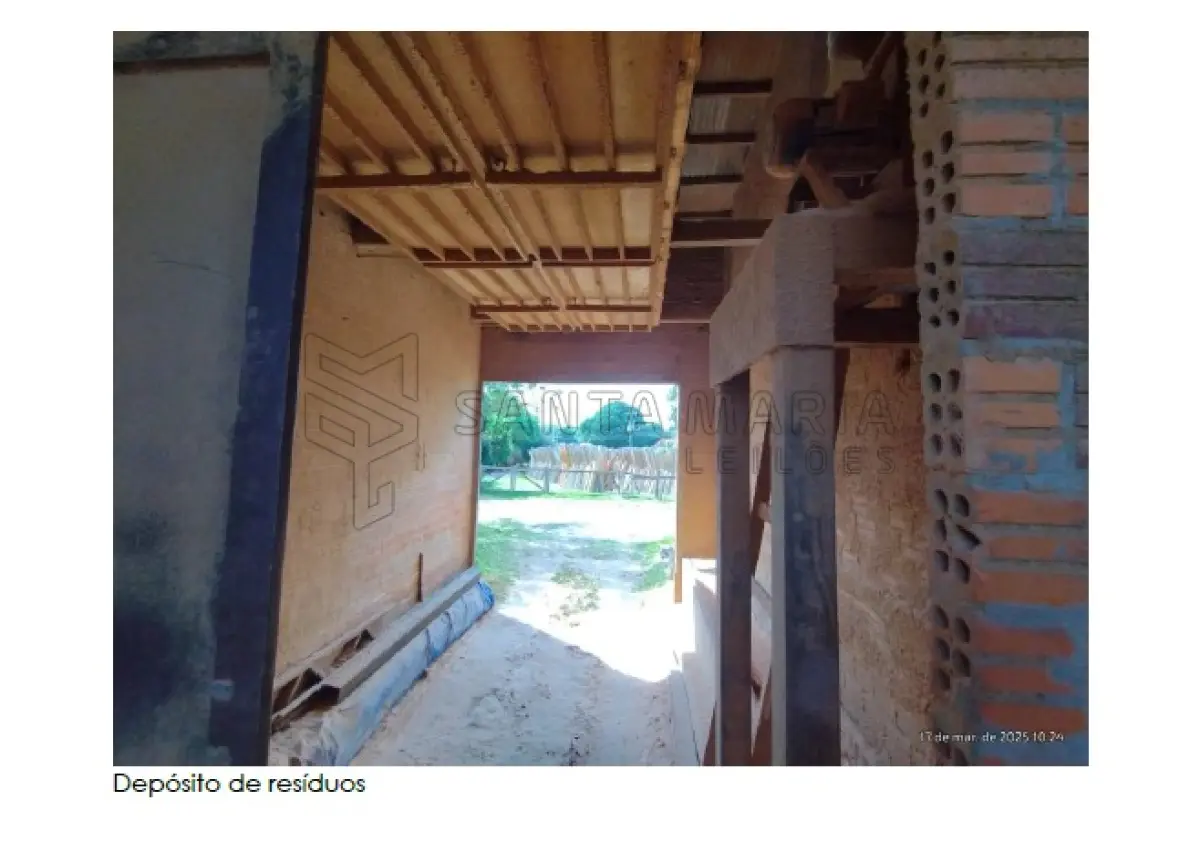 LOTE 002 - Terreno com a área de 330,00 m² na Rua Bugre Lopes em Santiago/RS, possuindo uma construção do tipo galpão industrial e parte de um depósito de resíduos, à 23m da esquina da rua Jose Chequim, no quarteirão formado pelas José Figueiredo Pinto, Bagre Lopes, José Chequim e Avenida Aparício Mariense. Matriculado sob n° 13.030 do CRI de Santiago/RS.