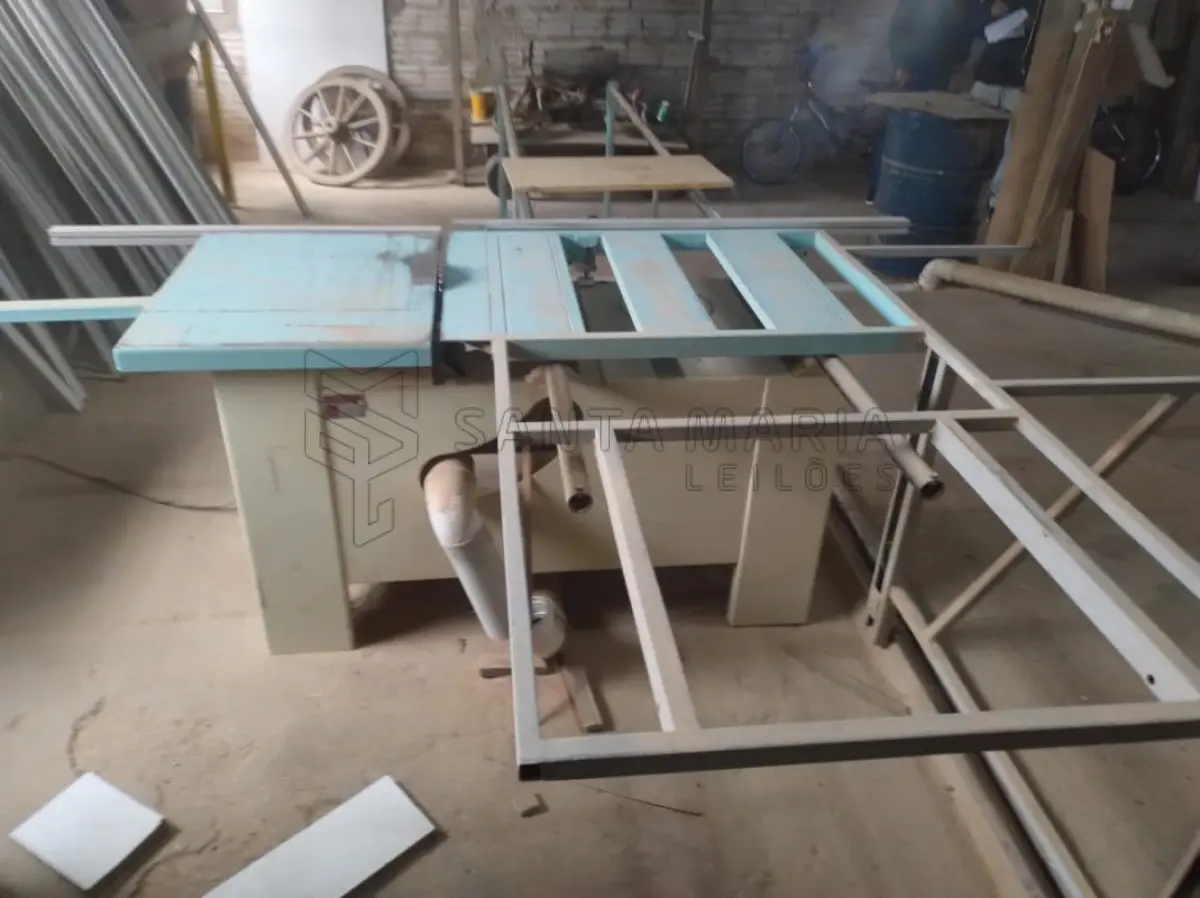 LOTE 003 - Uma esquadrejadeira SCI-2900 de Eixo Inclinável, capacidade de corte 2900 mm, nº de série 3643.2239, ano de fabricação 2020, em bom estado de uso e conservação.