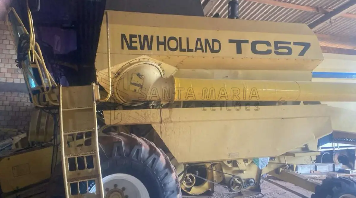 LOTE 002 - Colheitadeira New Holland TC57, ano 1999.