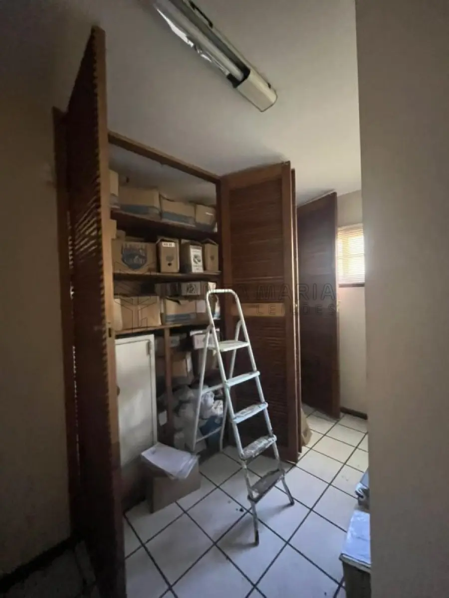 LOTE 002 - Sala Comercial nº 01, no Edifício Tívoli em Santa Maria/RS, com uma área privativa de 138,040 m² e o Box Garagem nº 08, localizado no segundo subsolo ou primeiro pavimento do Edifício Tívoli, ambos situados  à Rua Floriano Peixoto, nº 611 em Santa Maria/RS. Matriculados sob nº 85.105 e 85.098 do CRI de Santa Maria/RS.