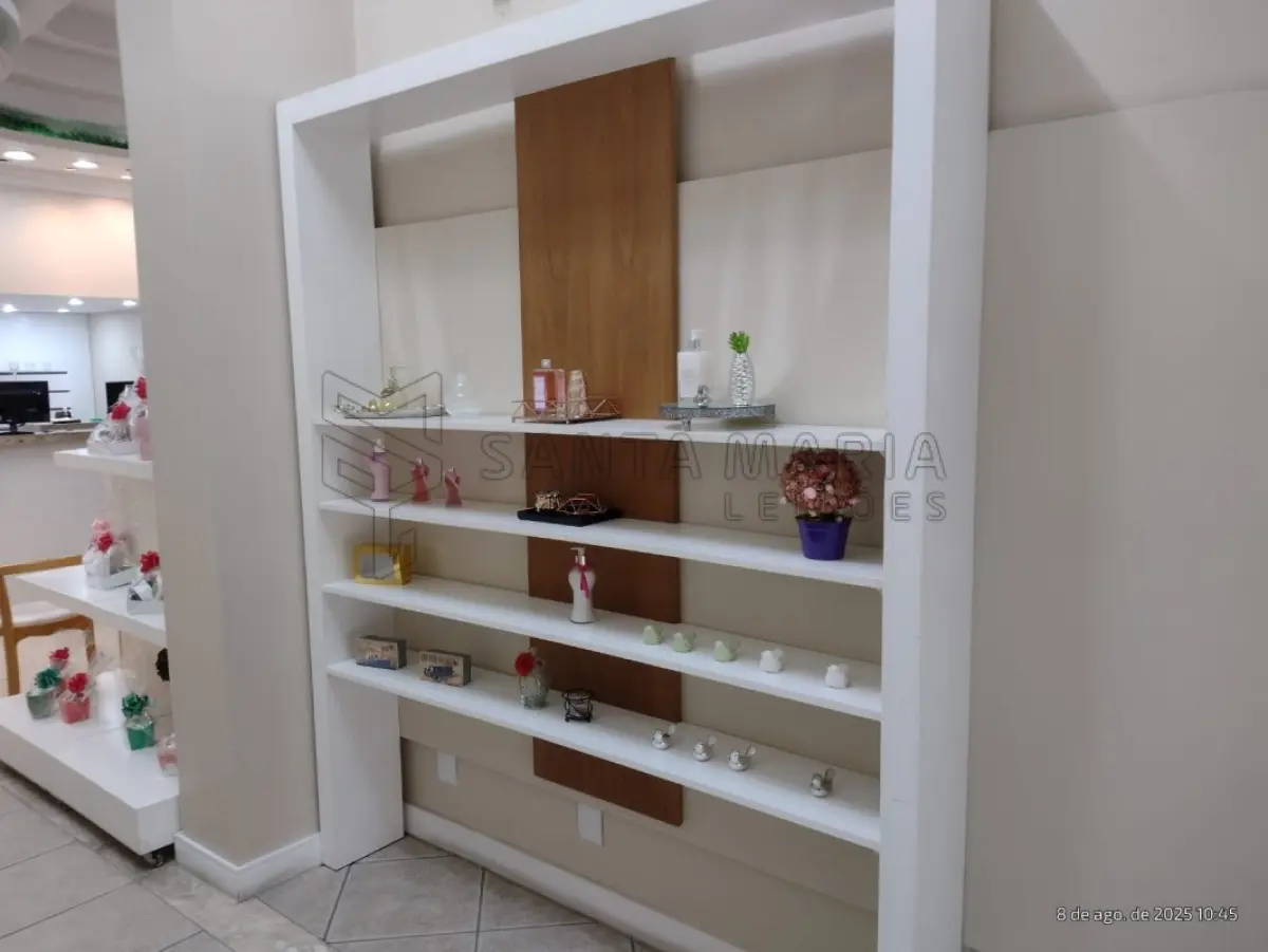 LOTE 001 - MÓVEIS: 4 (quatro) banquetas pretas, 1 (um) armário 2 portas (madeira c/tampo em granito), 4 (quatro) armários peq. c/3 portas branco c/rodas em regular estado, 1 (um) balcão médio cor creme c/2 portas em regular estado, 1 (um) armário aéreo branco c/3 portas, 2 (duas) prateleiras de parede peq. brancas, 2 (dois) armários estilo sapateira, 1 (uma) cadeira escritório GDE em mau estado, 2 (duas) poltronas de madeira clara, 1 (um) móvel (mesa + armários), 2 (dois) gaveteiros (arquivos) c/4 gavetas, 2 (dois) armários aéreos GDE c/4 portas, 1 (uma) mesa grande c/3 gavetas, 4 (quatro) cadeira de rodas em mau estado, 5 (cinco) porta arquivos de mesa pequenos, 1 (um) armário c/2 portas branco com detalhes em preto c/chaves, 1 (uma) prateleira grande branca com módulos ajustáveis, 1 (um) armário PEG c/1 porta madeira clara em regular estado, 1 (um) armário médio c/2 portas branco em regular estado, 1 (uma) mesa baixa branca em mau estado, 1 (um) balcão madeira com tampo branco em péssimo estado, 1 (uma) mesa branca peq. de escritório, 1 (um) armário c/1 porta mat. de limpeza em mau estado, 1 (um) armário c/2 portas de correr branco com tampo machucado, 1 (um) banco alto de madeira quebrado, 1 (uma) cadeira c/rodizio simples branca – regular, 1 (uma) cadeira c/rodizio simples cinza – regular, 1 (um) armário aéreo madeira c/2 portas – regular, 1 (um) armário médio c/2 porta branco, 1 (um) armário alto duas portas c/chave, 1 (um) armário alto duas portas bege, 1 (um) armário aéreo branco c/3 portas, 1 (um) gaveteiro bege peq. c/ 3 gavetas, 1 (um) armário alto c/3 portas com chave em regular estado, 1 (um) armário Marelli c/ 1 porta cinza, 1 (uma) mesa de abrir peq., 1 (um) banco peq. marrom/branco, 1 (um) armário aéreo c/ 3 portas, 1 (uma) cadeira c/rodas em péssimo estado, 1 (uma) estante de ferro e vidro – mostruário, 1 (uma) estante madeira alta – mostruário, 1 (um) mostruário baixo branco em MDF, 2 (dois) módulos médios mostruários branco em MDF, 1 (um) móvel de prateleiras branco com 4 módulos, 1 (um) balcão branco em MDF em mau estado, 1 (um) gaveteiro alto c/24 gavetas branco em MDF, 1 (um) balcão peq. c/o com tampo em granito, 5 (cinco) prateleiras em MDF brancas de diversos tamanhos, 1 (um) painel de avisos parede branco/amadeirado, 1 (um) guarda volumes de ferro, 2 (duas) araras de ferro preta, 2 (dois) balcões de atendimento tampo de granito.