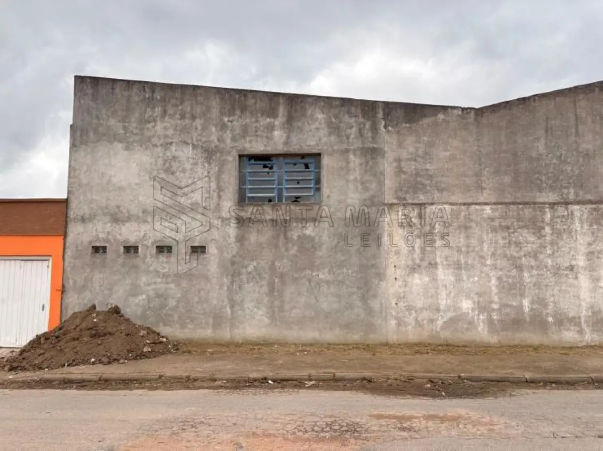 LOTE 002 - Um pavilhão que ocupa a totalidade do terreno de 172,00 m² na Rua 15 de Novembro nº 2067 em Jaguarão/RS, com apenas 46,00 m² de área construída averbados na matrícula. Possui acabamento simples, em bom estado de conservação, sem forro, com cobertura de telhas metálicas sobre estrutura de aço e piso de concreto. Conta, ainda, com um mezanino de concreto armado que se estende da frente aos fundos do pavilhão. O terreno é plano, situado no nível da via pública, com 7,50 metros de frente para a Rua 15 de Novembro e aproximadamente 23,00 metros de extensão da frente aos fundos. Matricula n° 16.972 do CRI de Jaguarão/RS.