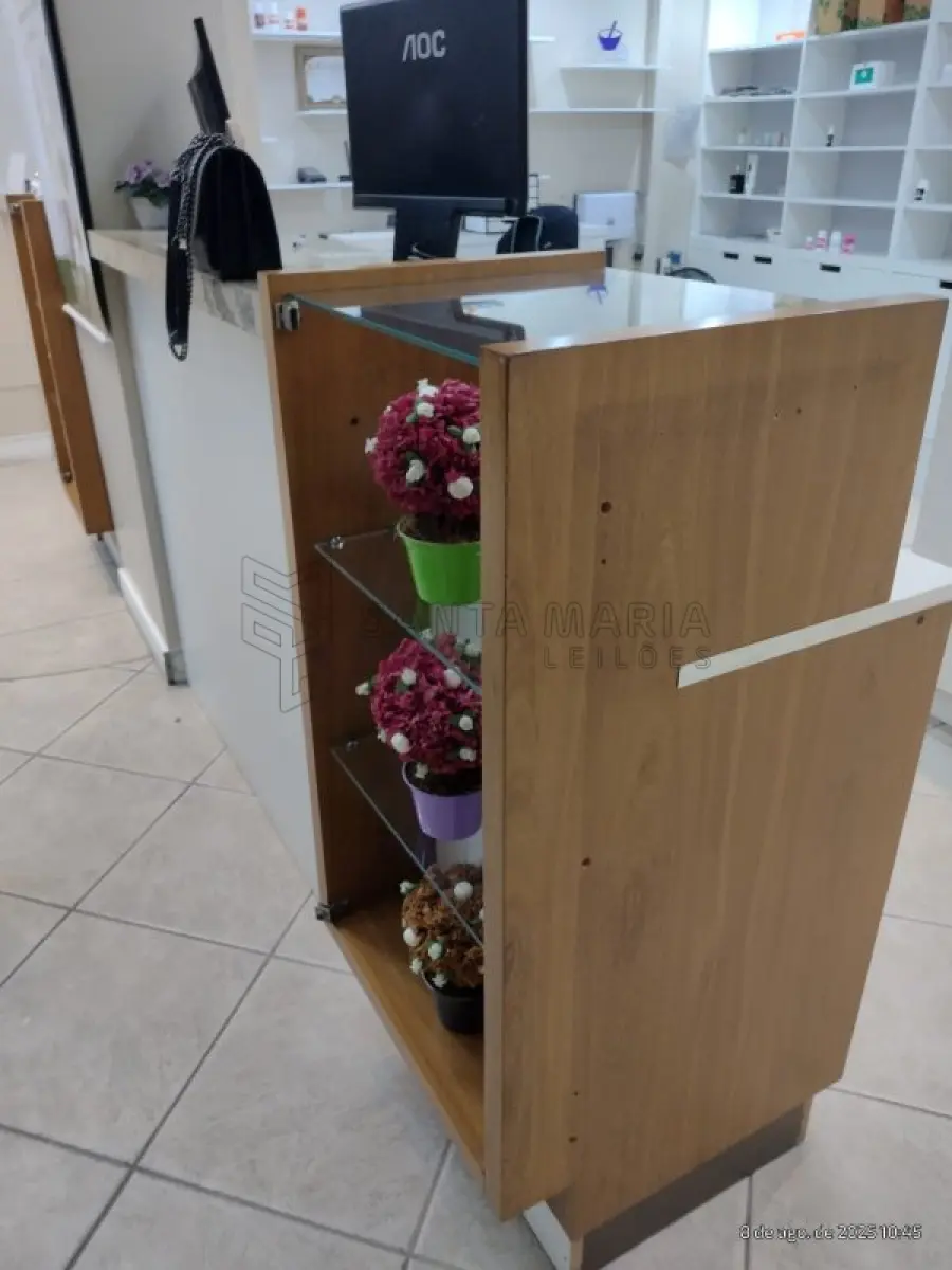 LOTE 001 - MÓVEIS: 4 (quatro) banquetas pretas, 1 (um) armário 2 portas (madeira c/tampo em granito), 4 (quatro) armários peq. c/3 portas branco c/rodas em regular estado, 1 (um) balcão médio cor creme c/2 portas em regular estado, 1 (um) armário aéreo branco c/3 portas, 2 (duas) prateleiras de parede peq. brancas, 2 (dois) armários estilo sapateira, 1 (uma) cadeira escritório GDE em mau estado, 2 (duas) poltronas de madeira clara, 1 (um) móvel (mesa + armários), 2 (dois) gaveteiros (arquivos) c/4 gavetas, 2 (dois) armários aéreos GDE c/4 portas, 1 (uma) mesa grande c/3 gavetas, 4 (quatro) cadeira de rodas em mau estado, 5 (cinco) porta arquivos de mesa pequenos, 1 (um) armário c/2 portas branco com detalhes em preto c/chaves, 1 (uma) prateleira grande branca com módulos ajustáveis, 1 (um) armário PEG c/1 porta madeira clara em regular estado, 1 (um) armário médio c/2 portas branco em regular estado, 1 (uma) mesa baixa branca em mau estado, 1 (um) balcão madeira com tampo branco em péssimo estado, 1 (uma) mesa branca peq. de escritório, 1 (um) armário c/1 porta mat. de limpeza em mau estado, 1 (um) armário c/2 portas de correr branco com tampo machucado, 1 (um) banco alto de madeira quebrado, 1 (uma) cadeira c/rodizio simples branca – regular, 1 (uma) cadeira c/rodizio simples cinza – regular, 1 (um) armário aéreo madeira c/2 portas – regular, 1 (um) armário médio c/2 porta branco, 1 (um) armário alto duas portas c/chave, 1 (um) armário alto duas portas bege, 1 (um) armário aéreo branco c/3 portas, 1 (um) gaveteiro bege peq. c/ 3 gavetas, 1 (um) armário alto c/3 portas com chave em regular estado, 1 (um) armário Marelli c/ 1 porta cinza, 1 (uma) mesa de abrir peq., 1 (um) banco peq. marrom/branco, 1 (um) armário aéreo c/ 3 portas, 1 (uma) cadeira c/rodas em péssimo estado, 1 (uma) estante de ferro e vidro – mostruário, 1 (uma) estante madeira alta – mostruário, 1 (um) mostruário baixo branco em MDF, 2 (dois) módulos médios mostruários branco em MDF, 1 (um) móvel de prateleiras branco com 4 módulos, 1 (um) balcão branco em MDF em mau estado, 1 (um) gaveteiro alto c/24 gavetas branco em MDF, 1 (um) balcão peq. c/o com tampo em granito, 5 (cinco) prateleiras em MDF brancas de diversos tamanhos, 1 (um) painel de avisos parede branco/amadeirado, 1 (um) guarda volumes de ferro, 2 (duas) araras de ferro preta, 2 (dois) balcões de atendimento tampo de granito.