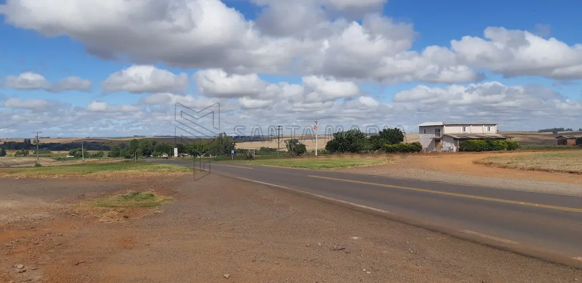 LOTE 003 - Um pavilhão de alvenaria, com telhas metálicas, de aprox. 600m², com 4 moegas para recebimento de grãos, um elevador e espaço para armazenagem, além de área para funcionários e, uma construção de alvenaria de aprox.15m² para coleta de amostra de cereais (benfeitorias não averbadas na matrícula, prédios de alvenaria com 2 apartamentos de 2 dormitórios, cozinha, salão, vestiário, além do escritório destinado ao atendimento da empresa, com aprox. 250,00m², divididos em um único pavimento, coberto com telhas metálicas; ao lado da mesma localiza-se uma balança rodoviária, de marca Saturno, de aprox. 70m²; O lote ainda apresenta uma sala com aprox. 6m² de alvenaria que abriga um transformador. Construídos numa fração de terras, de formato irregular, situada na localidade de Ivaí, no Município de Cruz Alta, com área de 20.000m², com as seguintes confrontações: ao Norte, com terras de Aniceto Moaquir Saldanha de Vargas; ao Sul, com terras de Aniceto Moaquir Saldanha de Vargas; ao Leste, com terras de Aniceto Moaquir Saldanha de Vargas; e, ao Oeste, com a rodovia BR-158. Matriculado sob n°38.209 do CRI de Cruz Alta/RS.