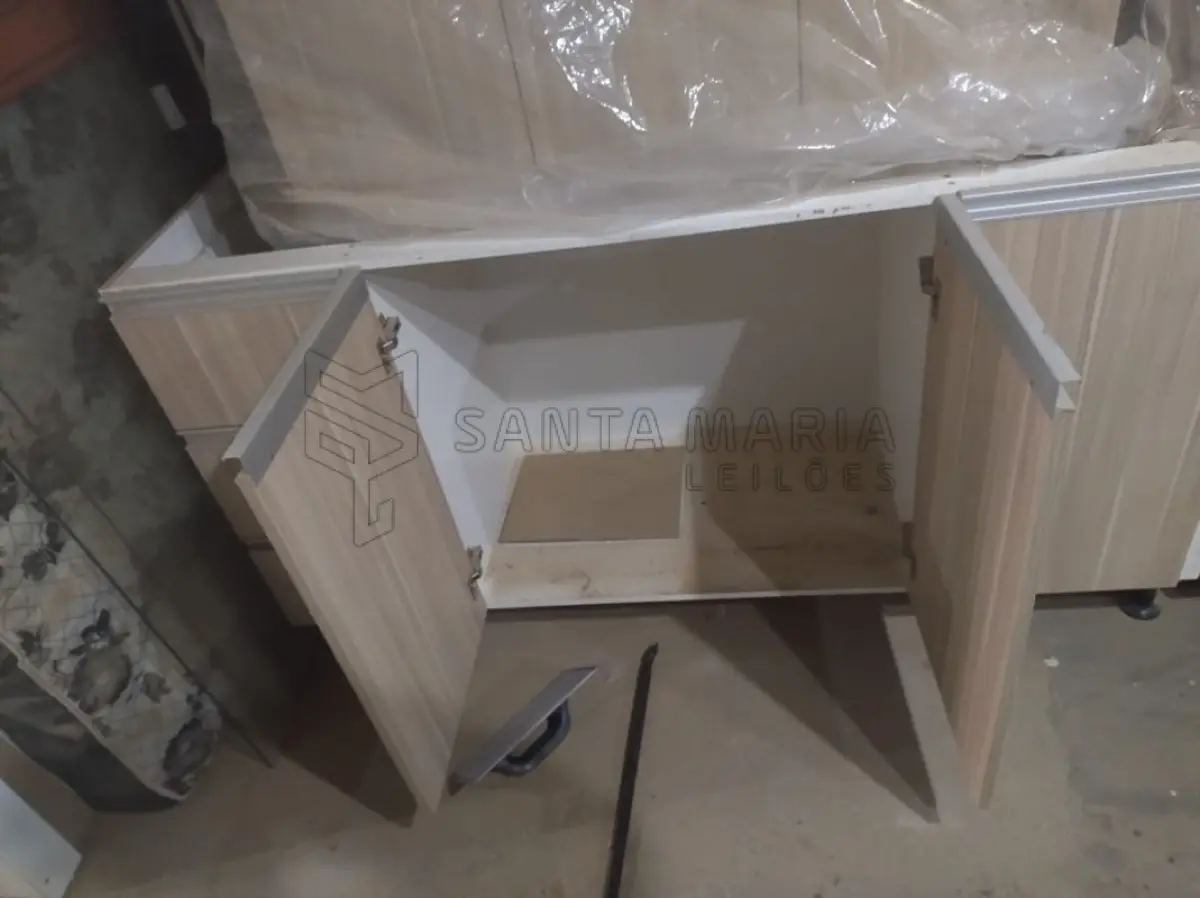 LOTE 001 - Móveis planejados de cozinha novos, aos quais encontram-se desmontados, 100% (cem por cento) MDF 18mm, corpo em MDF branco e externo em amadeirado, medidas conforme projeto em anexo e na foto.