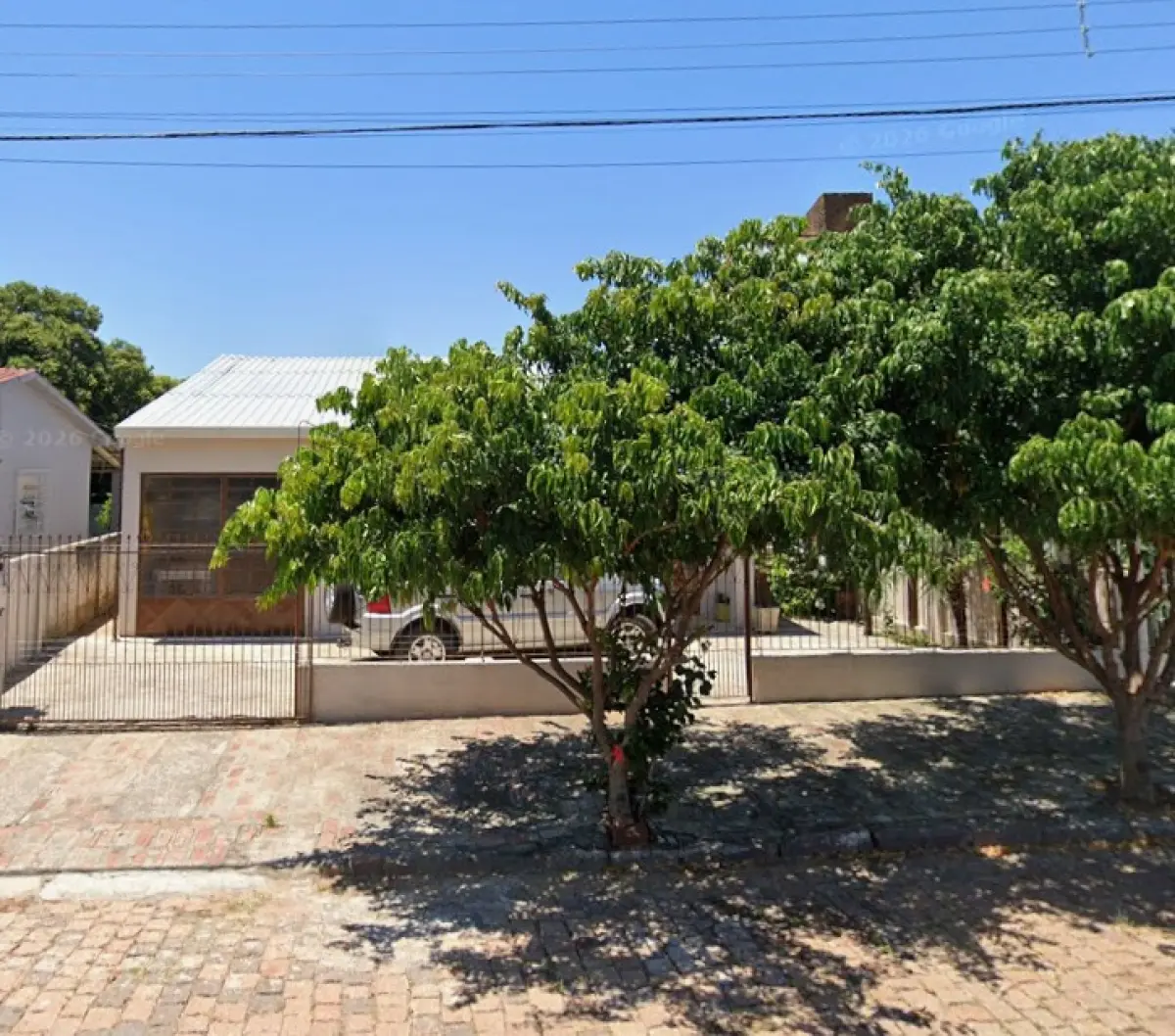 LOTE 004 - 1/9 (uma nona parte) da Fração ideal de 288,32m² do terreno urbano com a área superficial de 486,32m² e da casa de alvenaria com a área construída de 52,98m² localizada na Rua José Cândido Ferreira, 258 em São Sepé/RS, no quarteirão formado pelas ruas Coronel Veríssimo e Avenida 15 de Novembro. Matriculado sob n° 17.979 do CRI de São Sepé/RS.