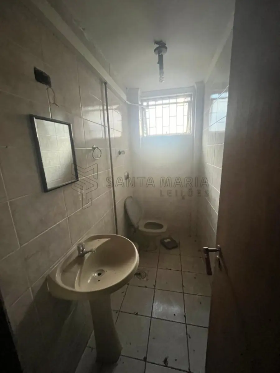 LOTE 002 - Sala Comercial nº 01, no Edifício Tívoli em Santa Maria/RS, com uma área privativa de 138,040 m² e o Box Garagem nº 08, localizado no segundo subsolo ou primeiro pavimento do Edifício Tívoli, ambos situados  à Rua Floriano Peixoto, nº 611 em Santa Maria/RS. Matriculados sob nº 85.105 e 85.098 do CRI de Santa Maria/RS.