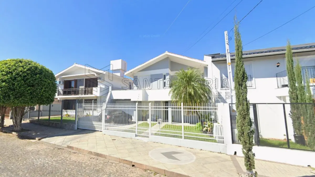 LOTE 001 - Uma casa de alvenaria com a área construída averbada de 202m², localizada na Rua Francisco Lameira, nº 405 em Santa Maria/RS, e o respectivo terreno constituído de parte do Lote 6 da Quadra C, do loteamento Parque Residencial Duque de Caxias, com as seguintes medidas e confrontações: ao Norte, onde faz frente, mede 11m; ao Oeste, mede 33m de extensão da frente ao fundo; ao Sul, onde se constitui de fundos, mede 12m; ao Leste, partindo da divisa Sul, numa linha reta no sentido Sul-Norte, mede 12m; desse ponto, numa linha reta de 1m no sentido Leste-Oeste; e desse ponto, em outra linha reta mede 21m no sentido Sul-Norte, fechando o perímetro. Matriculado sob n° 35.352 do CRI de Santa Maria/RS.