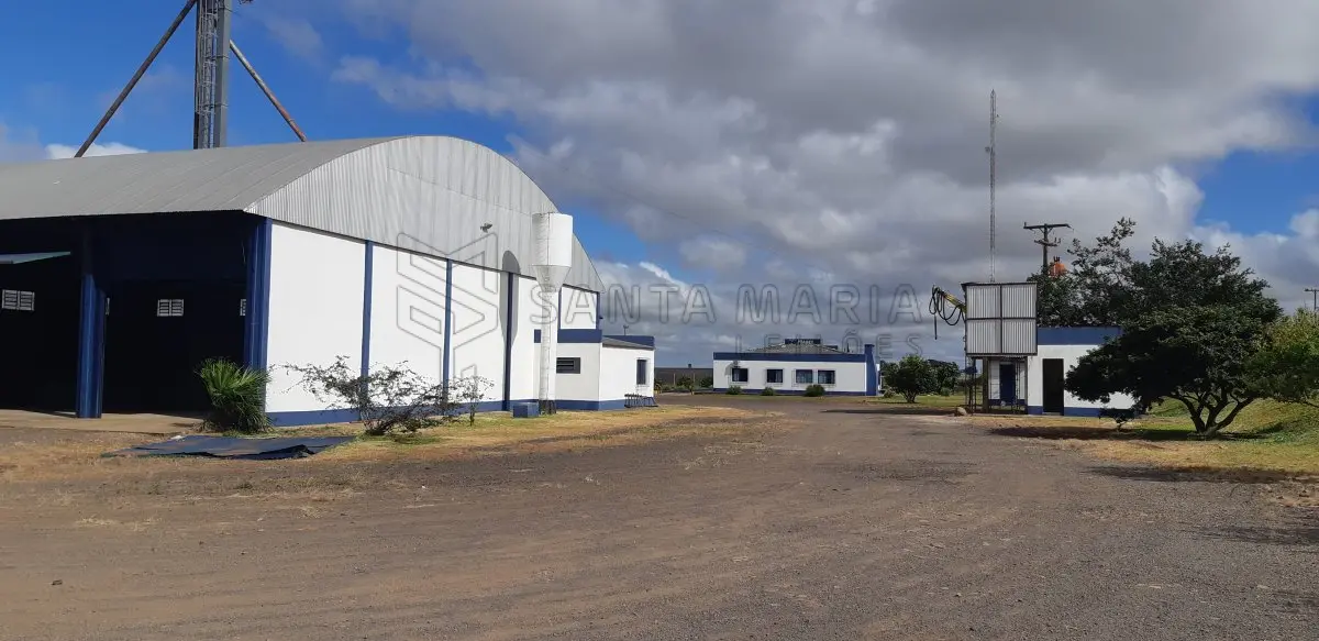 LOTE 003 - Um pavilhão de alvenaria, com telhas metálicas, de aprox. 600m², com 4 moegas para recebimento de grãos, um elevador e espaço para armazenagem, além de área para funcionários e, uma construção de alvenaria de aprox.15m² para coleta de amostra de cereais (benfeitorias não averbadas na matrícula, prédios de alvenaria com 2 apartamentos de 2 dormitórios, cozinha, salão, vestiário, além do escritório destinado ao atendimento da empresa, com aprox. 250,00m², divididos em um único pavimento, coberto com telhas metálicas; ao lado da mesma localiza-se uma balança rodoviária, de marca Saturno, de aprox. 70m²; O lote ainda apresenta uma sala com aprox. 6m² de alvenaria que abriga um transformador. Construídos numa fração de terras, de formato irregular, situada na localidade de Ivaí, no Município de Cruz Alta, com área de 20.000m², com as seguintes confrontações: ao Norte, com terras de Aniceto Moaquir Saldanha de Vargas; ao Sul, com terras de Aniceto Moaquir Saldanha de Vargas; ao Leste, com terras de Aniceto Moaquir Saldanha de Vargas; e, ao Oeste, com a rodovia BR-158. Matriculado sob n°38.209 do CRI de Cruz Alta/RS.