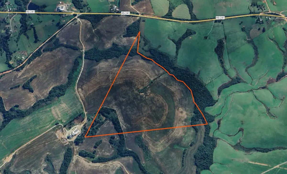 LOTE 001 - Uma fração de terras de campo denominado “Fazenda do Carmo Gleba 02” com a área de 50,0005ha, ou sejam, 500.005,00m², situado em Picada dos Farrapos, em Loreto, interior do município de São Vicente do Sul, RS. Cadastrada no Incra sob o nº 950.211.290.955-7, área total: 263,5126ha; módulo rural: 11,7167ha; número de módulos rurais: 19,63; módulo fiscal: 22,000ha; número de módulos fiscais: 11,9778; fração mínima de parcelamento: 2,0000ha; classificação fundiária: média propriedade produtiva. Denominação do imóvel rural: Fazendo do Carmo matrícula 11.833. Matriculado sob n° 12.672 do CRI de São Vicente do Sul/RS.