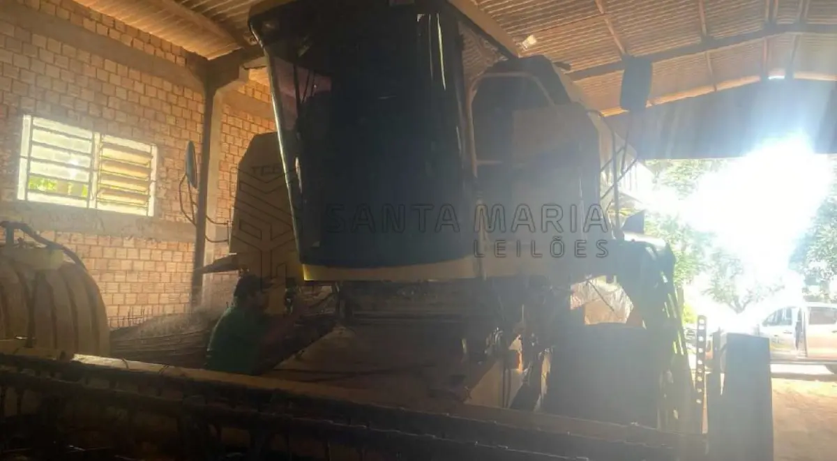LOTE 002 - Colheitadeira New Holland TC57, ano 1999.