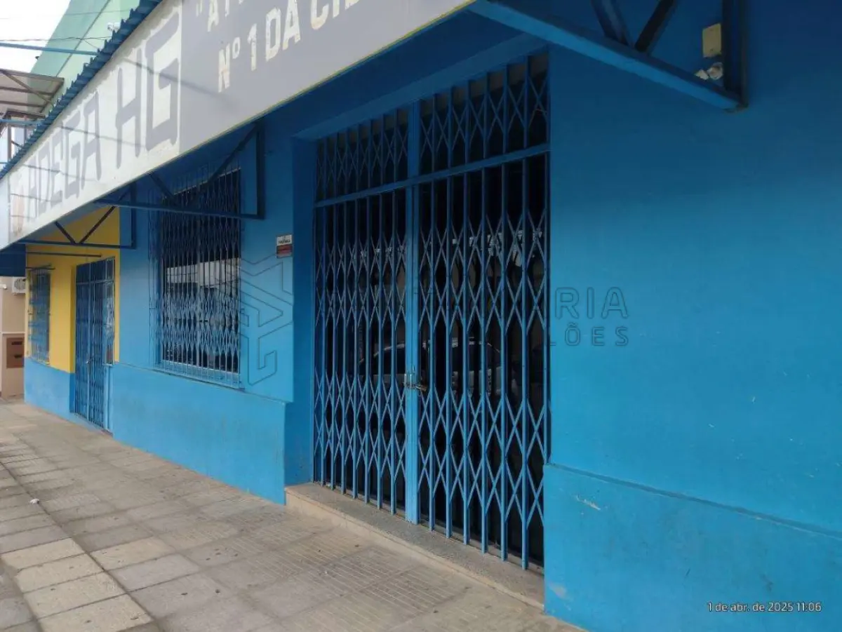LOTE 001 - Um imóvel comercial, localizado no pavimento térreo, com acesso pela frente da Rua Bento Gonçalves esquina Rua General Canabarro, possuindo uma área construída real privativa e total de 306,73m², dividido em 3 salas comerciais e, o respectivo terreno com a área total de 316,48m² (18,40x17,20).  Matriculado sob n° 49.982 do CRI de Santiago/RS.