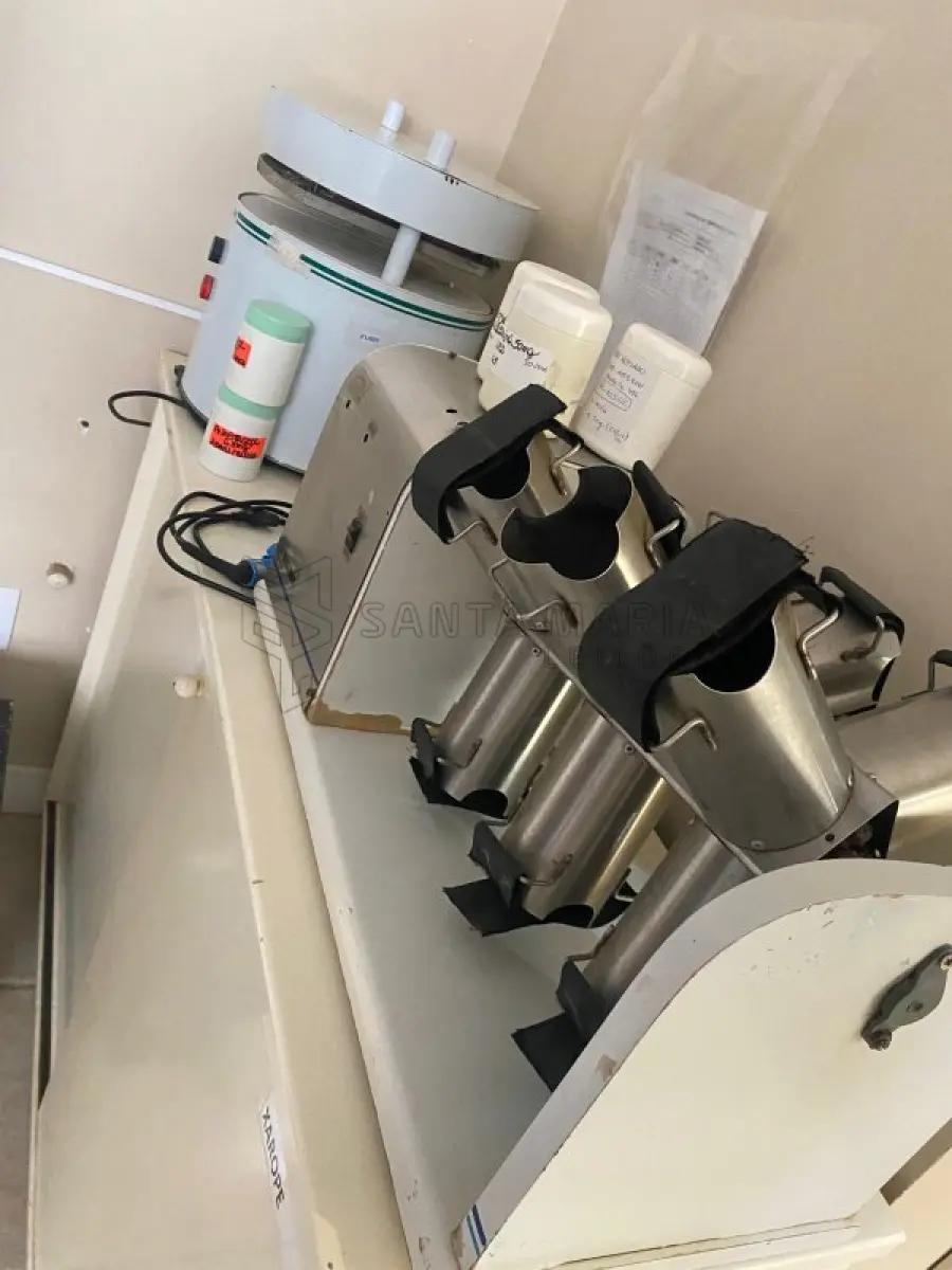 LOTE 003 - EQUIPAMENTOS DE LABORATÓRIO E MANIPULAÇÃO: 1 (uma) balança Gehaka serie BT, 1 (uma) balança Gehaka BK 3000, 1 (uma) chaleira elétrica com termômetro, 1 (um) medidor de ph/mv quimis, 1 (um) termômetro termo-higrômetro j.prolab, 1 (um) conj. cerâmico de manipulação marca Chiarotti, 1 (um) sistema de purificação de água osmose reversa os10cx Gehaka, 1 (um) aquecedor/fogão por indução 2 bocas Layr, 1 (um) conj. de medidores de volume líquidos plásticos marca Naigon, 1 9um) agitador mecânico Fistom, 1 (um) termômetro prata Incoterm, 1 (um) medidor de ponto de fusão Gehaka pf1000, 4 (quatro) capelas de manipulação, 2 (duas) balanças Gehaka bg400 em regular estado, 1 (uma) chapinha azul marca BBG, 1 (um) processador estático forma sp1100, 1 (uma) Multisecadora digital capsutec.