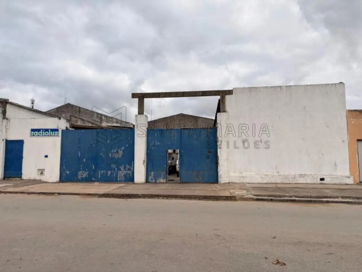 LOTE 001 - Um terreno com área aproximada de 730 m², com frentes para as ruas 15 de Novembro e 27 de Janeiro, em Jaguarão/RS, sobre o qual estão edificados dois pavilhões de alvenaria e uma construção de madeira utilizada como escritório, totalizando área construída aproximada de 550 m². Matricula n° 8.224 do CRI de Jaguarão/RS. Localização do bem: Rua 15 de Novembro nº 2048 em Jaguarão/RS.