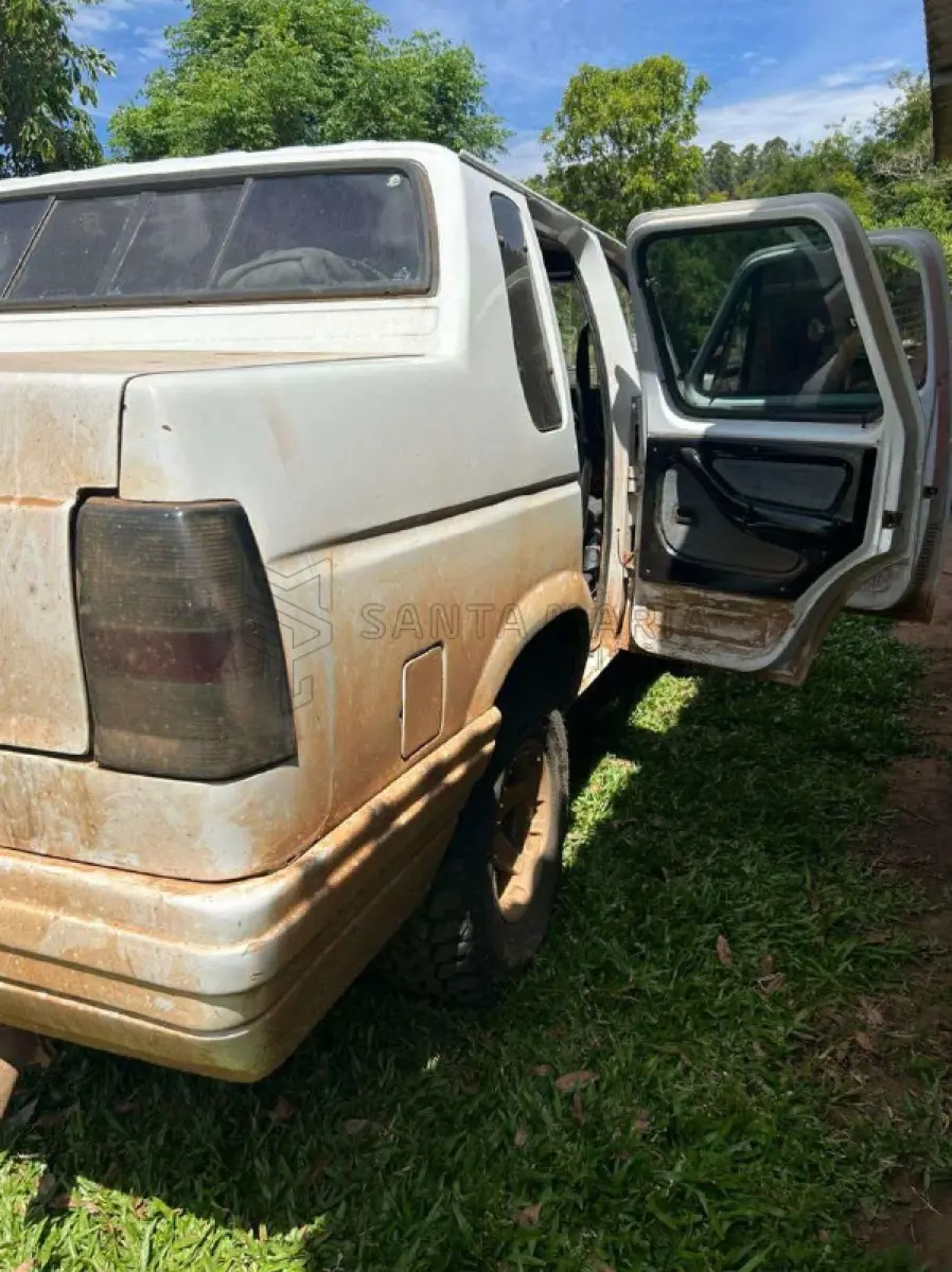 LOTE 001 - Caminhoneta GM/CHEVROLET D20 CUSTOM, ano/modelo 1987/1988, placas LZD3I89, RENAVAM 521341639, na cor branca e em funcionamento.