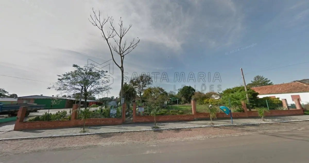 LOTE 001 - Terreno com a área de 14.474,56m², conforme o R-4 da matricula, com a área superficial de 30.017,00m², no quarteirão formado pelas ruas General Joao Antônio, Visconde do Rio Branco, Conde de Porto Alegre e BR-453 em São Vicente do Sul/RS, a área total possui as seguintes medidas e confrontações: ao Norte, na extensão de 340,97m, formada por 3 linhas retas, a 1ª, no sentido Oeste-Leste, na extensão de 70m, a 2ª, no sentido Sul-Norte, na extensão de 24m; a 3ª, no sentido Oeste-Leste, na extensão de 246,97m; ao Sul, na extensão de 316,97m; Leste, na extensão de 100m e ao Oeste, na extensão de 76m, com a rua General Joao Antônio, onde faz frente. Matriculado sob n°4.374 do CRI de São Vicente do Sul/RS.