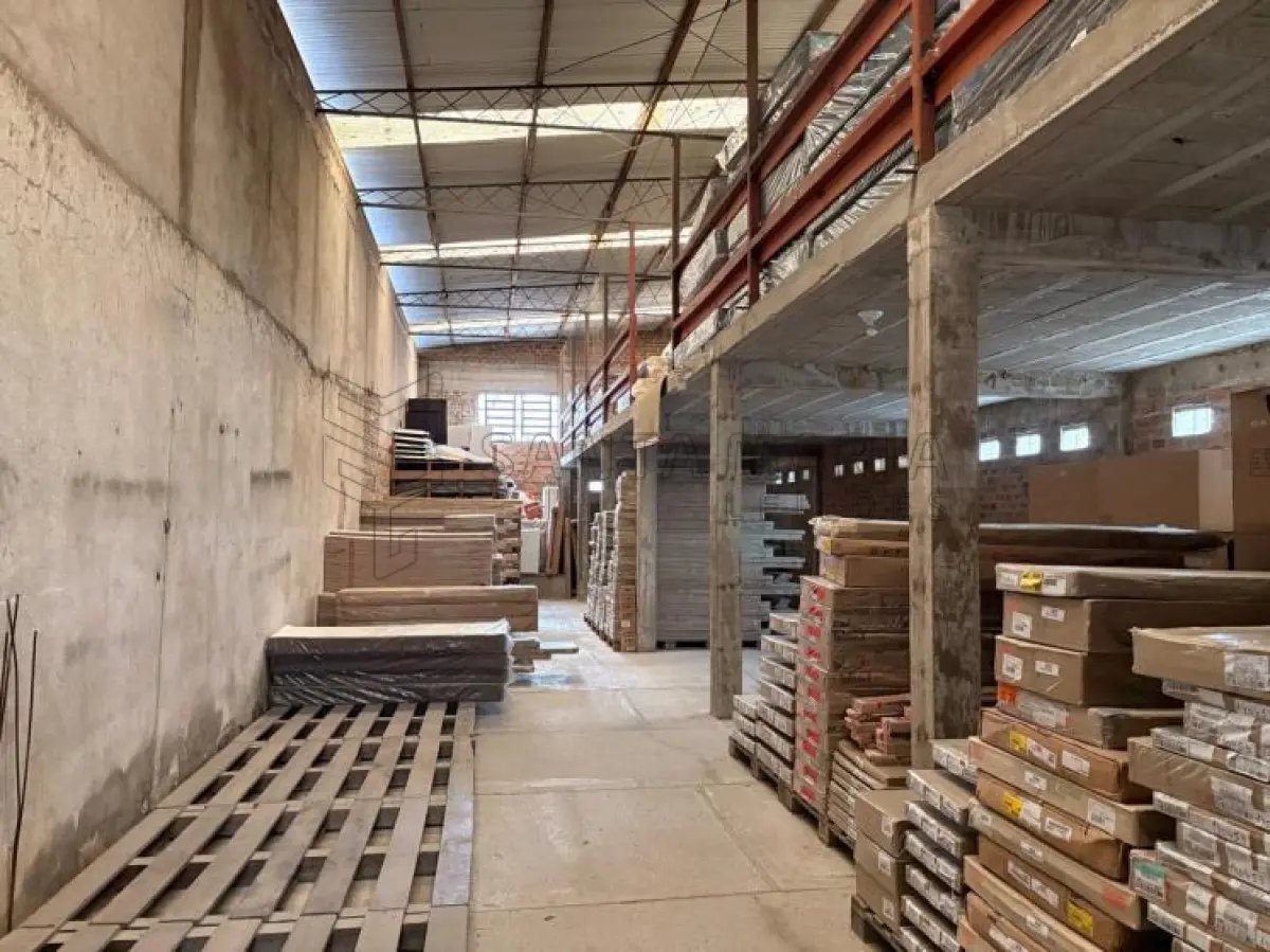 LOTE 002 - Um pavilhão que ocupa a totalidade do terreno de 172,00 m² na Rua 15 de Novembro nº 2067 em Jaguarão/RS, com apenas 46,00 m² de área construída averbados na matrícula. Possui acabamento simples, em bom estado de conservação, sem forro, com cobertura de telhas metálicas sobre estrutura de aço e piso de concreto. Conta, ainda, com um mezanino de concreto armado que se estende da frente aos fundos do pavilhão. O terreno é plano, situado no nível da via pública, com 7,50 metros de frente para a Rua 15 de Novembro e aproximadamente 23,00 metros de extensão da frente aos fundos. Matricula n° 16.972 do CRI de Jaguarão/RS.