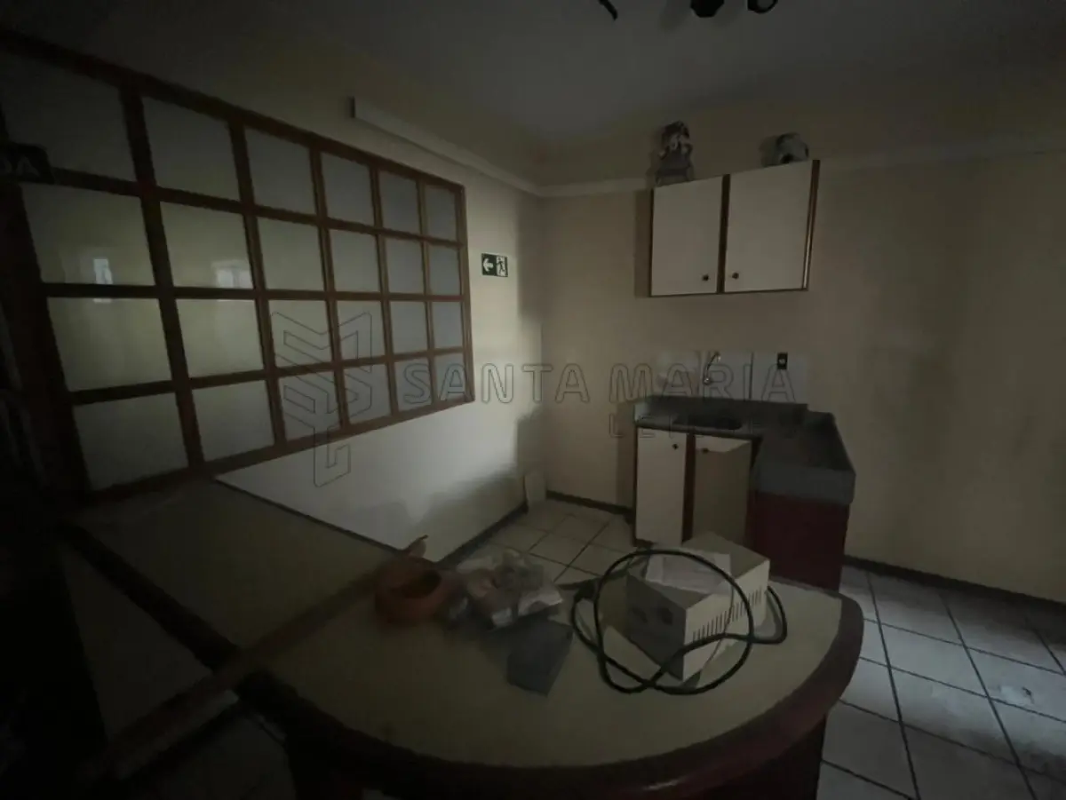 LOTE 002 - Sala Comercial nº 01, no Edifício Tívoli em Santa Maria/RS, com uma área privativa de 138,040 m² e o Box Garagem nº 08, localizado no segundo subsolo ou primeiro pavimento do Edifício Tívoli, ambos situados  à Rua Floriano Peixoto, nº 611 em Santa Maria/RS. Matriculados sob nº 85.105 e 85.098 do CRI de Santa Maria/RS.