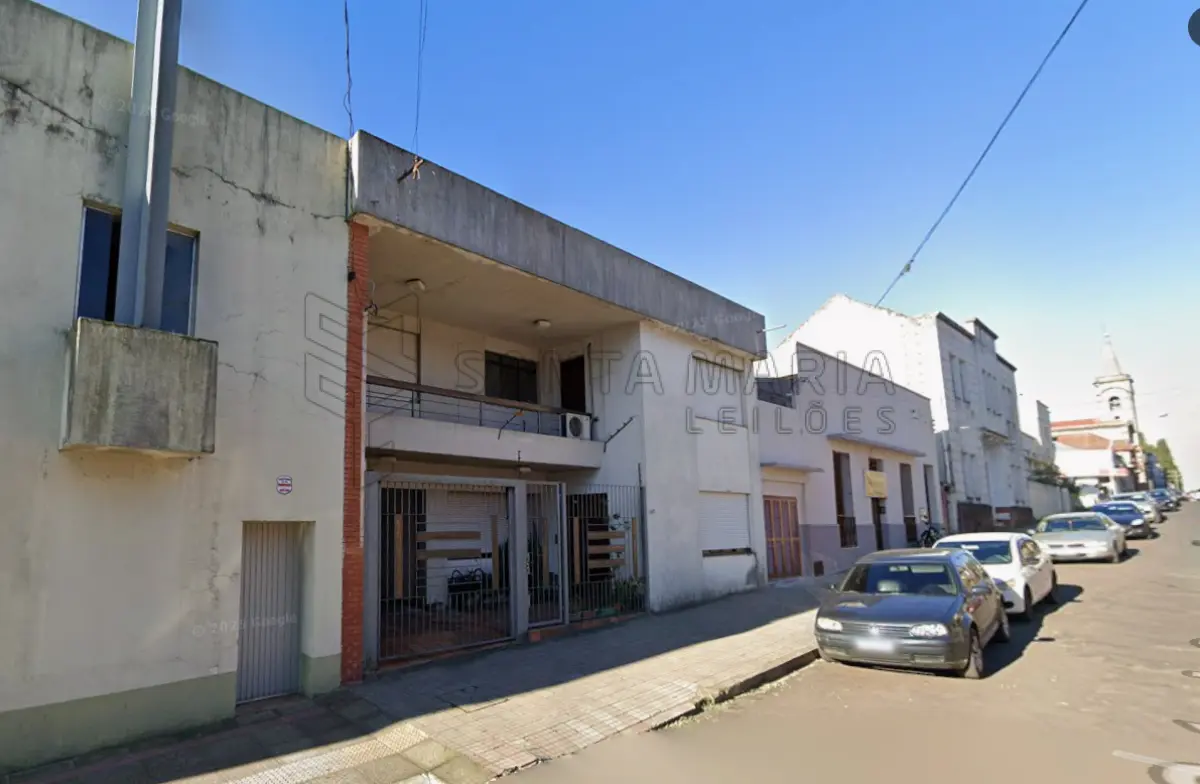 LOTE 001 - Uma casa de alvenaria com 235 m² na Rua Sete de Setembro, 690 em Santana do Livramento/RS, edificada em um terreno com aproximadamente 852,60 m², sendo 12 metros e 18 centímetros de frente, por 70 metros e 71 centímetros de fundos, lindando com propriedade dos sucessores de Serafim Prates, Constantino Ucha e com a Igreja Metodista. Matriculado sob n° 31.385 do CRI de Santana do Livramento/RS.