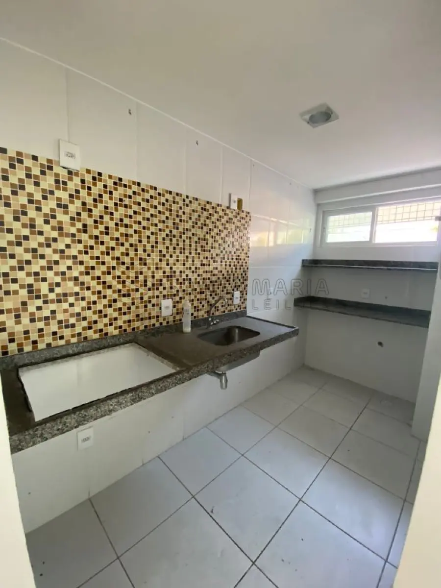 LOTE 002 - Apartamento 107 do edifício Residencial Villes De France situado à Avenida Prudente de Morais, nº 394, bairro Petrópolis em Natal/RN, e o box garagem 97, com área real privativa de 68,015, área real comum de 29,963 e área real total de 97,978, fração ideal de 0,007328 do imóvel n° 25.621 do CRI de Natal/RS.