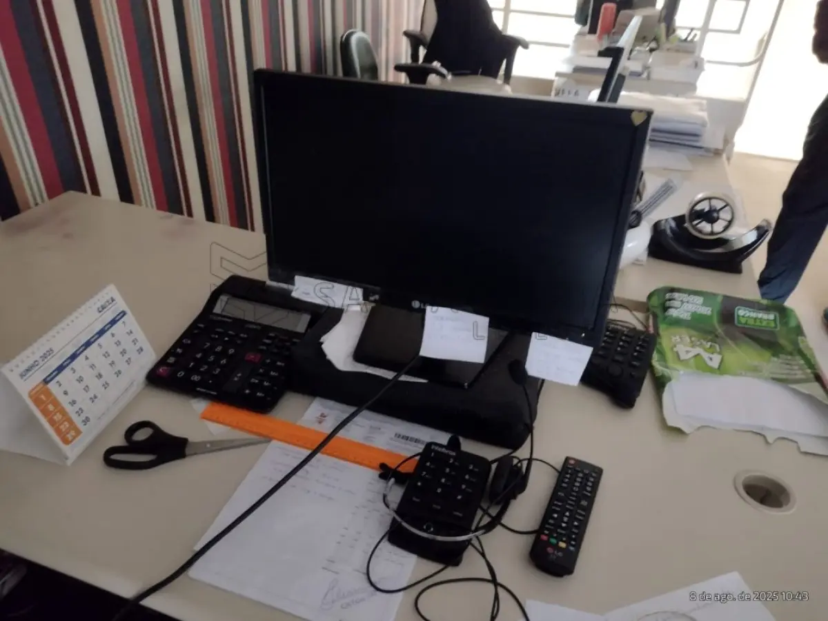 LOTE 002 - ESCRITÓRIOS / ELÉTRO-ELETRÔNICOS / E OUTROS: 1 (um) ventilador Mondial premium, 1 (um) ventilador Cadence Eros turbo, 2 (dois) aquecedores Mondial, 6 (seis) monitores, 1 (uma) geladeira branca, 1 (uma) impressora de nota fiscal, 1 (uma) impressora laser Ricoh toner 377 quebrada, 6 (seis) CPU/mouse/teclado/estabilizador, 1 (uma) máquina de cartão vero, 1 (um) telefone de mesa Intelbras, 1 (um) tel. sem fio Motorola br/verm, 1 (um) bebedouro simples, 2 (duas) geladeiras Pratice Consul 230l, 1 (um) micro-ondas LG iwave 80l, 1 (um) ventilador preto Britania, 1 (um) telef. de mesa, 1 (uma) calculadora, 1 (um) frigobar médio, 1 (uma) cafeteira, 1 (uma) impressora, 1 (uma) calculadora com nota, 1 (um) frigobar peq Consul, diversos materiais de escritório (tesoura/porta caneta/porta papel...), 1 (um) jogo de xícaras e pires.