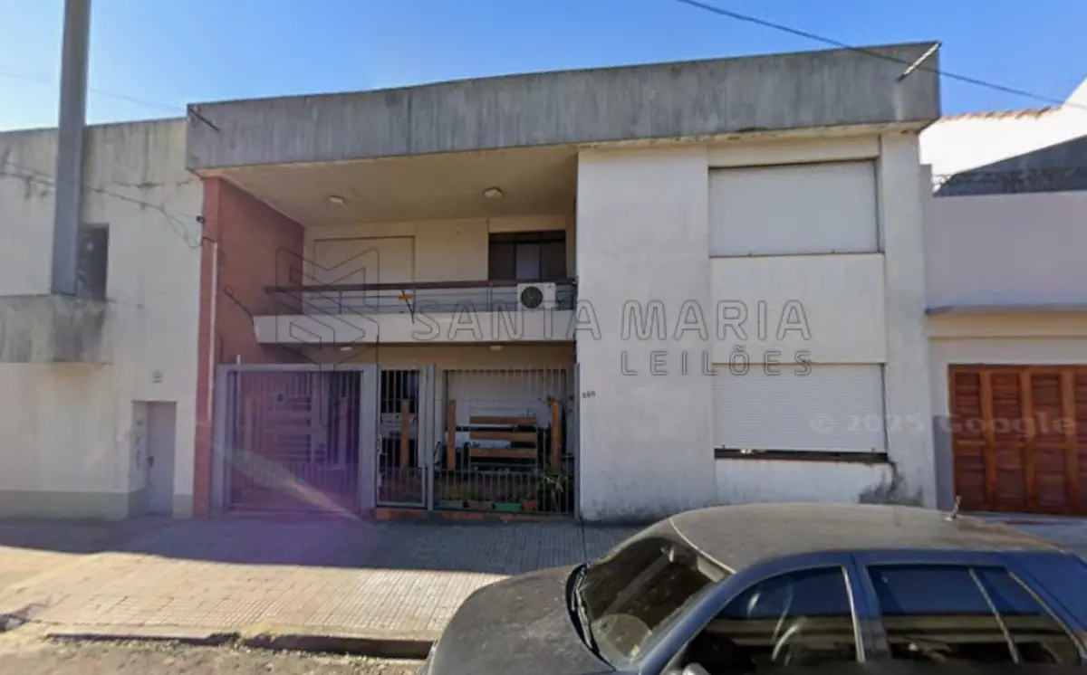 LOTE 001 - Uma casa de alvenaria com 235 m² na Rua Sete de Setembro, 690 em Santana do Livramento/RS, edificada em um terreno com aproximadamente 852,60 m², sendo 12 metros e 18 centímetros de frente, por 70 metros e 71 centímetros de fundos, lindando com propriedade dos sucessores de Serafim Prates, Constantino Ucha e com a Igreja Metodista. Matriculado sob n° 31.385 do CRI de Santana do Livramento/RS.