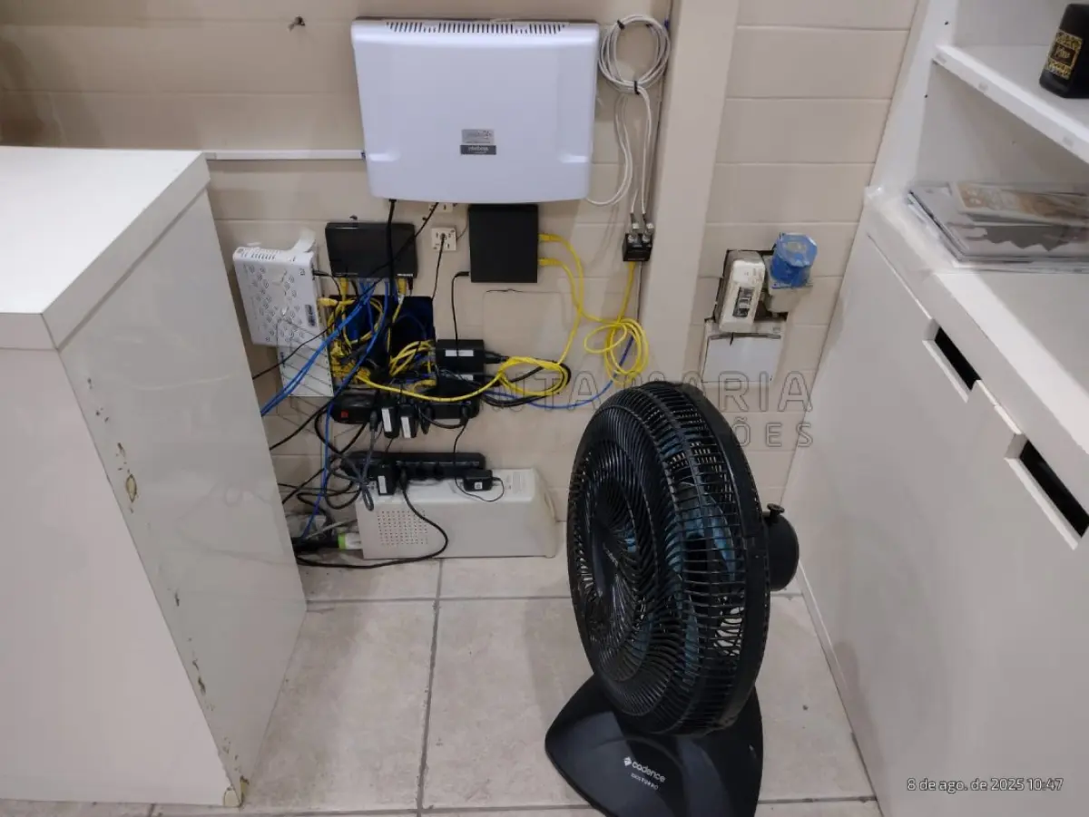 LOTE 002 - ESCRITÓRIOS / ELÉTRO-ELETRÔNICOS / E OUTROS: 1 (um) ventilador Mondial premium, 1 (um) ventilador Cadence Eros turbo, 2 (dois) aquecedores Mondial, 6 (seis) monitores, 1 (uma) geladeira branca, 1 (uma) impressora de nota fiscal, 1 (uma) impressora laser Ricoh toner 377 quebrada, 6 (seis) CPU/mouse/teclado/estabilizador, 1 (uma) máquina de cartão vero, 1 (um) telefone de mesa Intelbras, 1 (um) tel. sem fio Motorola br/verm, 1 (um) bebedouro simples, 2 (duas) geladeiras Pratice Consul 230l, 1 (um) micro-ondas LG iwave 80l, 1 (um) ventilador preto Britania, 1 (um) telef. de mesa, 1 (uma) calculadora, 1 (um) frigobar médio, 1 (uma) cafeteira, 1 (uma) impressora, 1 (uma) calculadora com nota, 1 (um) frigobar peq Consul, diversos materiais de escritório (tesoura/porta caneta/porta papel...), 1 (um) jogo de xícaras e pires.