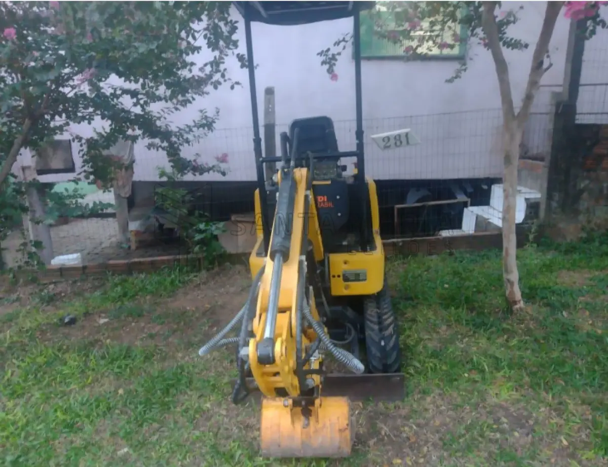 LOTE 001 - Uma Mini escavadeira NDI-310 da NDI Brasil, com perfurador de solo (broqueadeira) e broca tipo caracol. Localização do bem: Rua Desembargador Silvio Wallace Duncan, 281, Alto da Boa Vista em Santiago/RS.