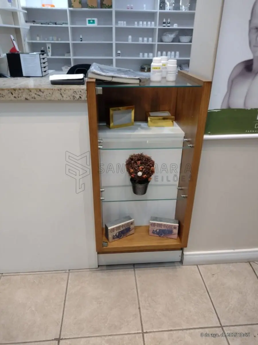 LOTE 001 - MÓVEIS: 4 (quatro) banquetas pretas, 1 (um) armário 2 portas (madeira c/tampo em granito), 4 (quatro) armários peq. c/3 portas branco c/rodas em regular estado, 1 (um) balcão médio cor creme c/2 portas em regular estado, 1 (um) armário aéreo branco c/3 portas, 2 (duas) prateleiras de parede peq. brancas, 2 (dois) armários estilo sapateira, 1 (uma) cadeira escritório GDE em mau estado, 2 (duas) poltronas de madeira clara, 1 (um) móvel (mesa + armários), 2 (dois) gaveteiros (arquivos) c/4 gavetas, 2 (dois) armários aéreos GDE c/4 portas, 1 (uma) mesa grande c/3 gavetas, 4 (quatro) cadeira de rodas em mau estado, 5 (cinco) porta arquivos de mesa pequenos, 1 (um) armário c/2 portas branco com detalhes em preto c/chaves, 1 (uma) prateleira grande branca com módulos ajustáveis, 1 (um) armário PEG c/1 porta madeira clara em regular estado, 1 (um) armário médio c/2 portas branco em regular estado, 1 (uma) mesa baixa branca em mau estado, 1 (um) balcão madeira com tampo branco em péssimo estado, 1 (uma) mesa branca peq. de escritório, 1 (um) armário c/1 porta mat. de limpeza em mau estado, 1 (um) armário c/2 portas de correr branco com tampo machucado, 1 (um) banco alto de madeira quebrado, 1 (uma) cadeira c/rodizio simples branca – regular, 1 (uma) cadeira c/rodizio simples cinza – regular, 1 (um) armário aéreo madeira c/2 portas – regular, 1 (um) armário médio c/2 porta branco, 1 (um) armário alto duas portas c/chave, 1 (um) armário alto duas portas bege, 1 (um) armário aéreo branco c/3 portas, 1 (um) gaveteiro bege peq. c/ 3 gavetas, 1 (um) armário alto c/3 portas com chave em regular estado, 1 (um) armário Marelli c/ 1 porta cinza, 1 (uma) mesa de abrir peq., 1 (um) banco peq. marrom/branco, 1 (um) armário aéreo c/ 3 portas, 1 (uma) cadeira c/rodas em péssimo estado, 1 (uma) estante de ferro e vidro – mostruário, 1 (uma) estante madeira alta – mostruário, 1 (um) mostruário baixo branco em MDF, 2 (dois) módulos médios mostruários branco em MDF, 1 (um) móvel de prateleiras branco com 4 módulos, 1 (um) balcão branco em MDF em mau estado, 1 (um) gaveteiro alto c/24 gavetas branco em MDF, 1 (um) balcão peq. c/o com tampo em granito, 5 (cinco) prateleiras em MDF brancas de diversos tamanhos, 1 (um) painel de avisos parede branco/amadeirado, 1 (um) guarda volumes de ferro, 2 (duas) araras de ferro preta, 2 (dois) balcões de atendimento tampo de granito.