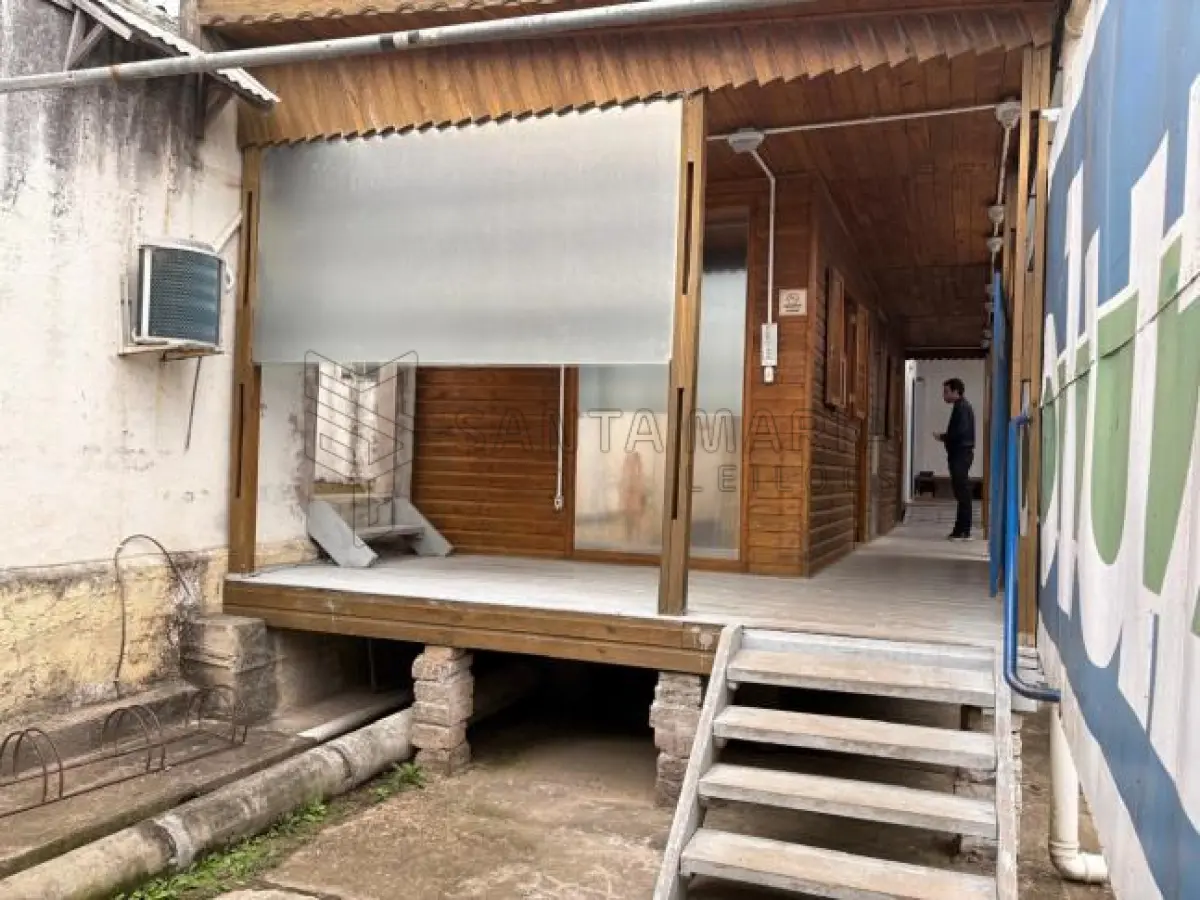 LOTE 001 - Um terreno com área aproximada de 730 m², com frentes para as ruas 15 de Novembro e 27 de Janeiro, em Jaguarão/RS, sobre o qual estão edificados dois pavilhões de alvenaria e uma construção de madeira utilizada como escritório, totalizando área construída aproximada de 550 m². Matricula n° 8.224 do CRI de Jaguarão/RS. Localização do bem: Rua 15 de Novembro nº 2048 em Jaguarão/RS.