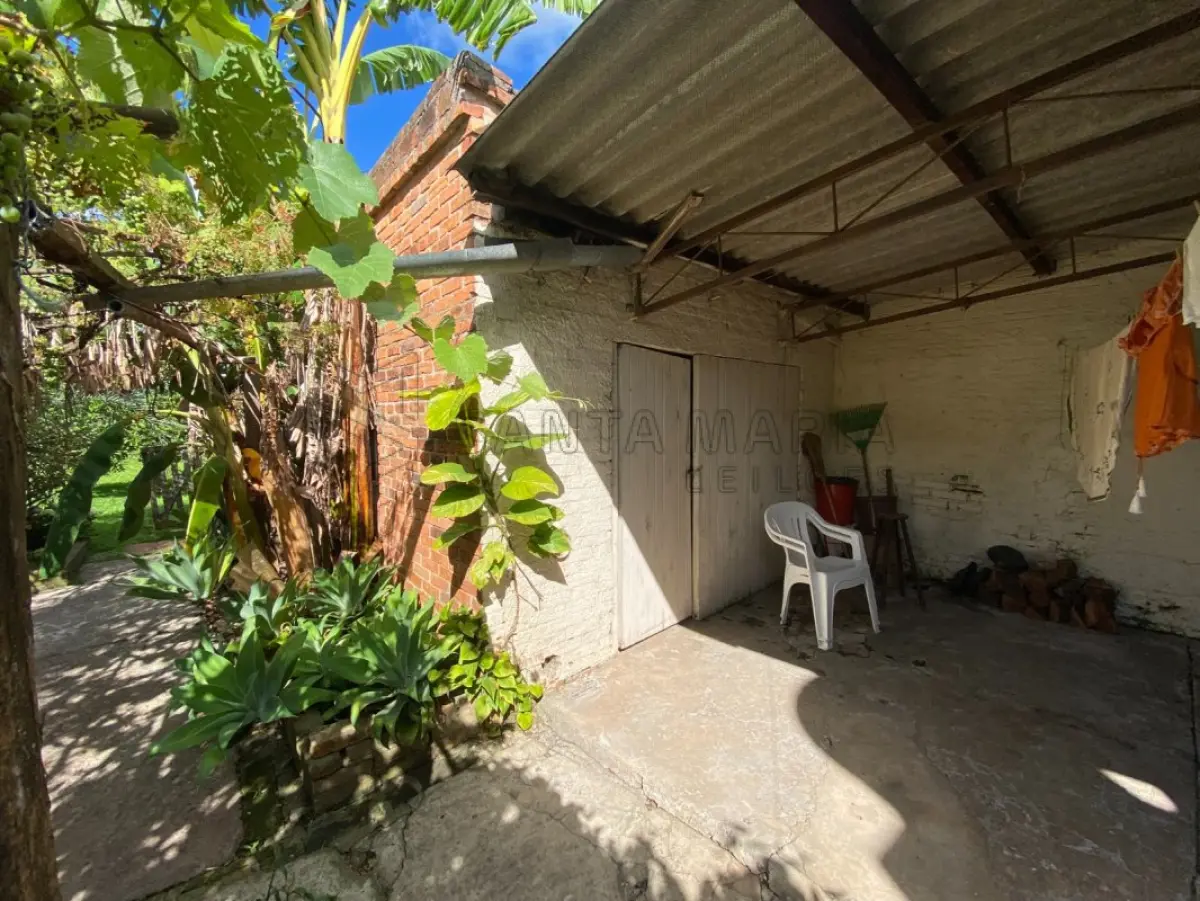 LOTE 001 - Fração de 14,28571429% pertence a Vitor Angelo Minuzzi e Jeane Drews Minuzzi do imóvel localizado na Rua Tito Beccon, 212, bairro Vila Nova em Santiago/RS com a área construída averbada de 279,94m² e o respectivo terreno com 1.187,80m², no quarteirão formado pelas ruas Tito Beccon, Ciro Melo, Rogerio Francisco da Rosa e José Caetano de Melo. Matriculado sob n° 48.236 do CRI de Santiago/RS. Coproprietário: Vera Mariza Kubica Minuzzi; Marlene Campos Minuzzi; Angela Maria Minuzzi; Jane Clea Minuzzi; Claudete Minuzzi Dorneles; Vivian Kubica Minuzzi do Prado; Eduardo Kubica Minuzzi.