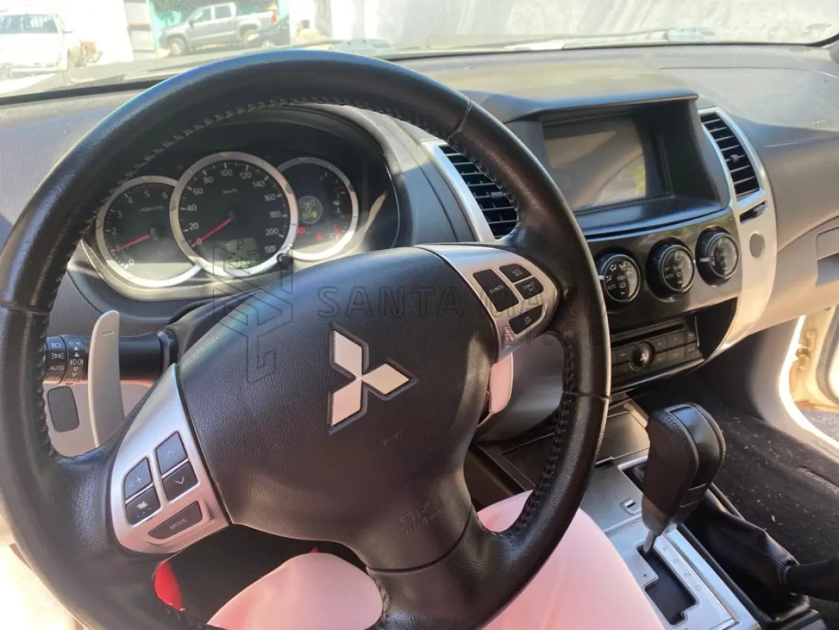 LOTE 001 - Caminhoneta MMC/PAJERO DAKAR HPE D, ano/modelo 2014/2015, placas LRI9644, RENAVAM 01014569882, na cor branca.