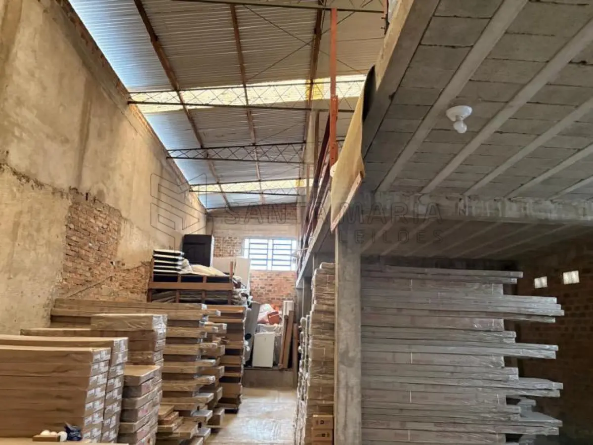 LOTE 002 - Um pavilhão que ocupa a totalidade do terreno de 172,00 m² na Rua 15 de Novembro nº 2067 em Jaguarão/RS, com apenas 46,00 m² de área construída averbados na matrícula. Possui acabamento simples, em bom estado de conservação, sem forro, com cobertura de telhas metálicas sobre estrutura de aço e piso de concreto. Conta, ainda, com um mezanino de concreto armado que se estende da frente aos fundos do pavilhão. O terreno é plano, situado no nível da via pública, com 7,50 metros de frente para a Rua 15 de Novembro e aproximadamente 23,00 metros de extensão da frente aos fundos. Matricula n° 16.972 do CRI de Jaguarão/RS.