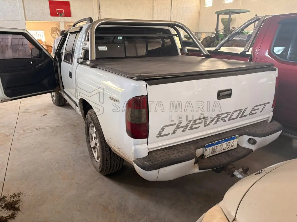 LOTE 001 - Caminhonete GM/S10 2.8 D 4X4, ano/modelo: 2004/2005, placas IME2J94, RENAVAM: 842254358, na cor branca, bancos da frente rasgados, ferrugem no assoalho, painel com capa autofalante quebrado.