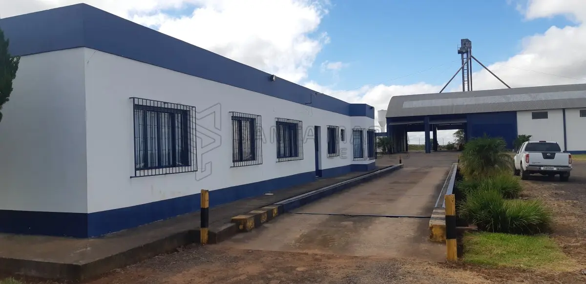 LOTE 003 - Um pavilhão de alvenaria, com telhas metálicas, de aprox. 600m², com 4 moegas para recebimento de grãos, um elevador e espaço para armazenagem, além de área para funcionários e, uma construção de alvenaria de aprox.15m² para coleta de amostra de cereais (benfeitorias não averbadas na matrícula, prédios de alvenaria com 2 apartamentos de 2 dormitórios, cozinha, salão, vestiário, além do escritório destinado ao atendimento da empresa, com aprox. 250,00m², divididos em um único pavimento, coberto com telhas metálicas; ao lado da mesma localiza-se uma balança rodoviária, de marca Saturno, de aprox. 70m²; O lote ainda apresenta uma sala com aprox. 6m² de alvenaria que abriga um transformador. Construídos numa fração de terras, de formato irregular, situada na localidade de Ivaí, no Município de Cruz Alta, com área de 20.000m², com as seguintes confrontações: ao Norte, com terras de Aniceto Moaquir Saldanha de Vargas; ao Sul, com terras de Aniceto Moaquir Saldanha de Vargas; ao Leste, com terras de Aniceto Moaquir Saldanha de Vargas; e, ao Oeste, com a rodovia BR-158. Matriculado sob n°38.209 do CRI de Cruz Alta/RS.