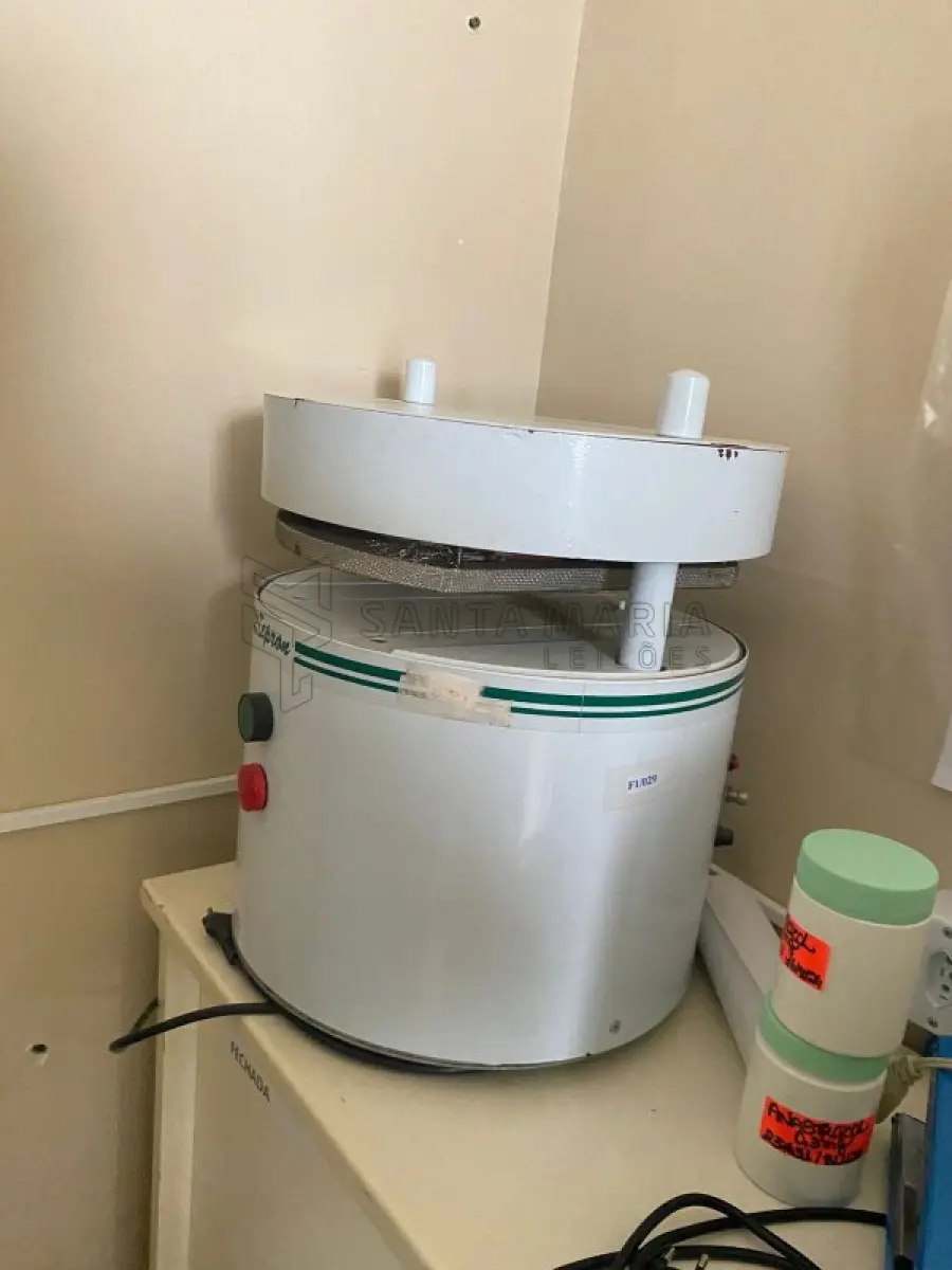 LOTE 003 - EQUIPAMENTOS DE LABORATÓRIO E MANIPULAÇÃO: 1 (uma) balança Gehaka serie BT, 1 (uma) balança Gehaka BK 3000, 1 (uma) chaleira elétrica com termômetro, 1 (um) medidor de ph/mv quimis, 1 (um) termômetro termo-higrômetro j.prolab, 1 (um) conj. cerâmico de manipulação marca Chiarotti, 1 (um) sistema de purificação de água osmose reversa os10cx Gehaka, 1 (um) aquecedor/fogão por indução 2 bocas Layr, 1 (um) conj. de medidores de volume líquidos plásticos marca Naigon, 1 9um) agitador mecânico Fistom, 1 (um) termômetro prata Incoterm, 1 (um) medidor de ponto de fusão Gehaka pf1000, 4 (quatro) capelas de manipulação, 2 (duas) balanças Gehaka bg400 em regular estado, 1 (uma) chapinha azul marca BBG, 1 (um) processador estático forma sp1100, 1 (uma) Multisecadora digital capsutec.