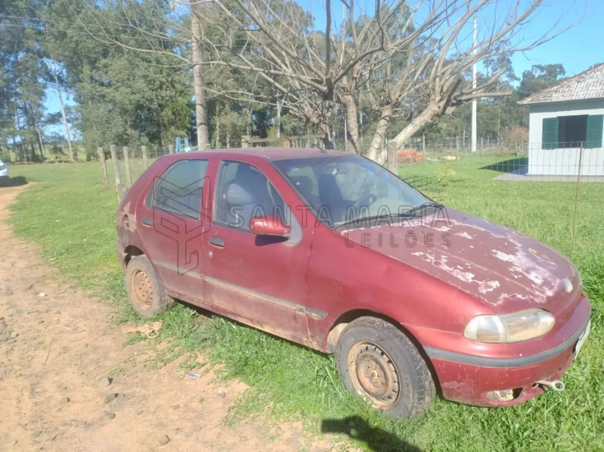 LOTE 001 - Veículo FIAT/PALIO EDX, ano/modelo 1996/1996, placas IFH7742, RENAVAM 659894483, na cor vermelha, com diversas partes da lataria apodrecidas, aparentando estar sem rodar há muito tempo. Localização do bem: Deposito da Exequente em Itaara/RS.