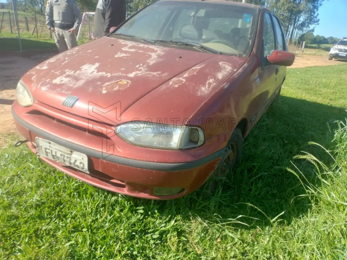 LOTE 001 - Veículo FIAT/PALIO EDX, ano/modelo 1996/1996, placas IFH7742, RENAVAM 659894483, na cor vermelha, com diversas partes da lataria apodrecidas, aparentando estar sem rodar há muito tempo. Localização do bem: Deposito da Exequente em Itaara/RS.